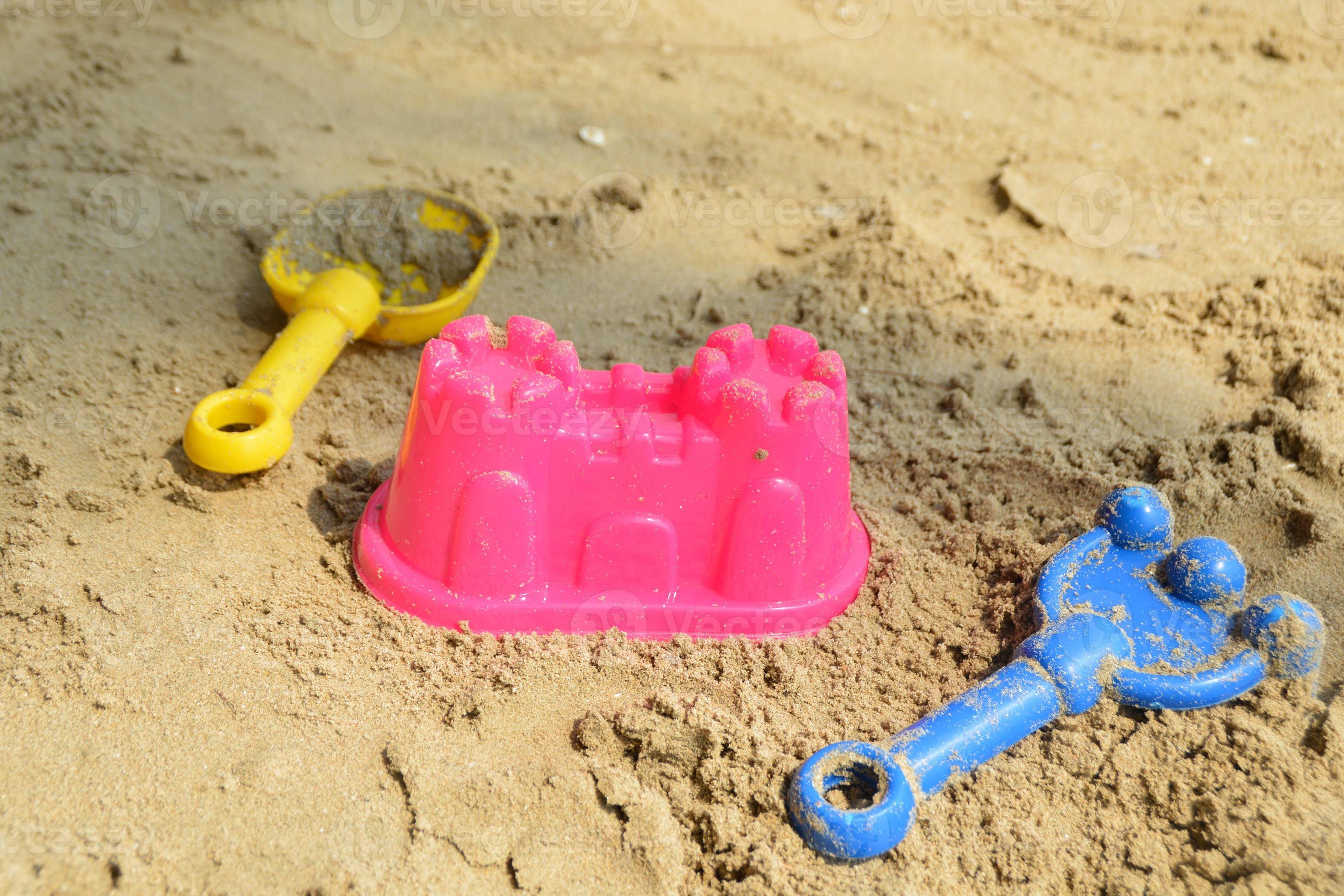 Grondig stijl Consulaat kunststoffen zand speelgoed voor kinderen Aan de strand. zand kasteel  plastic speelgoed, hark en Schep plastic speelgoed voor kinderen. 10767705  Stockfoto