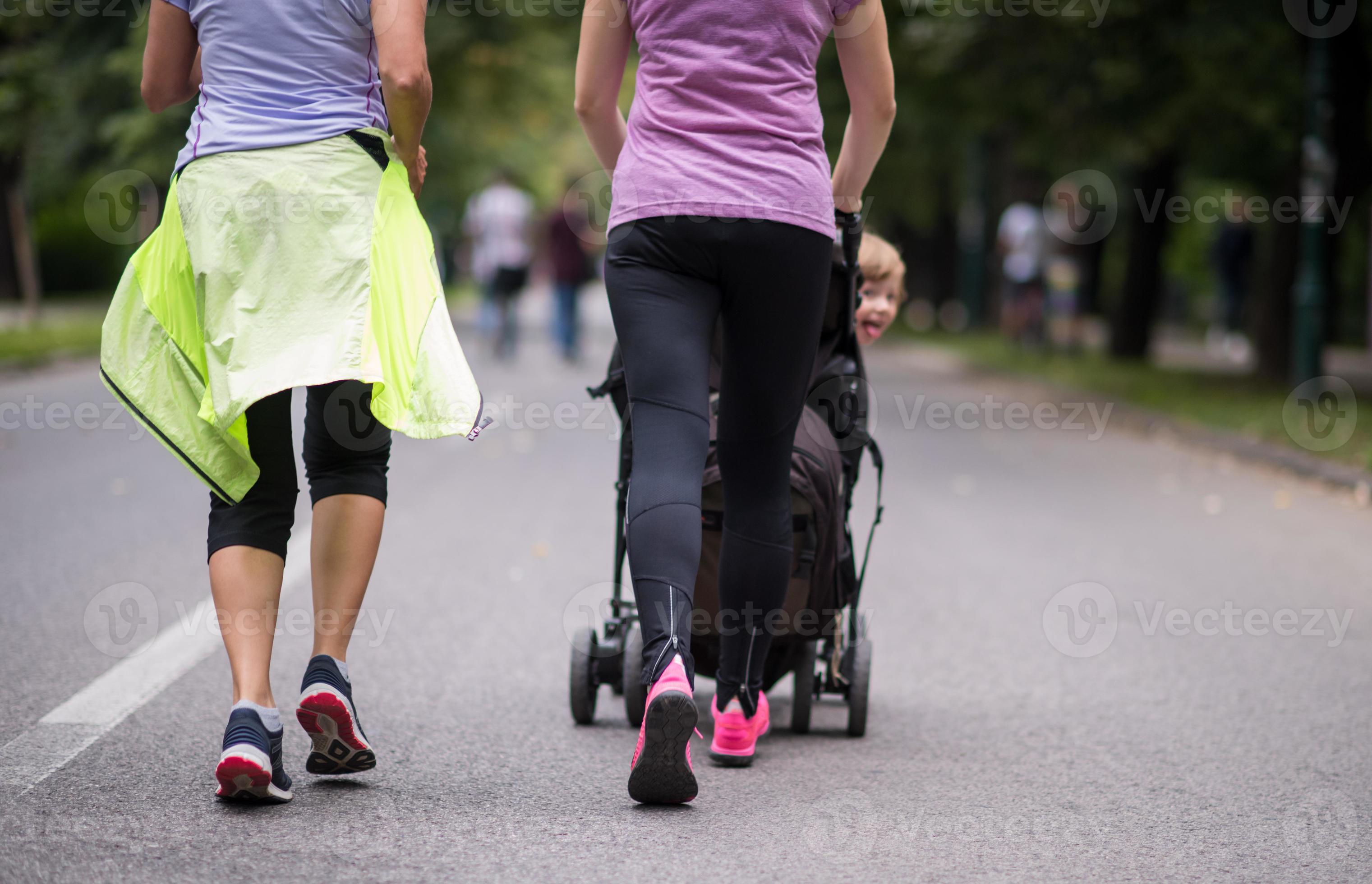 Dames met baby jogging samen 10803062 Stockfoto