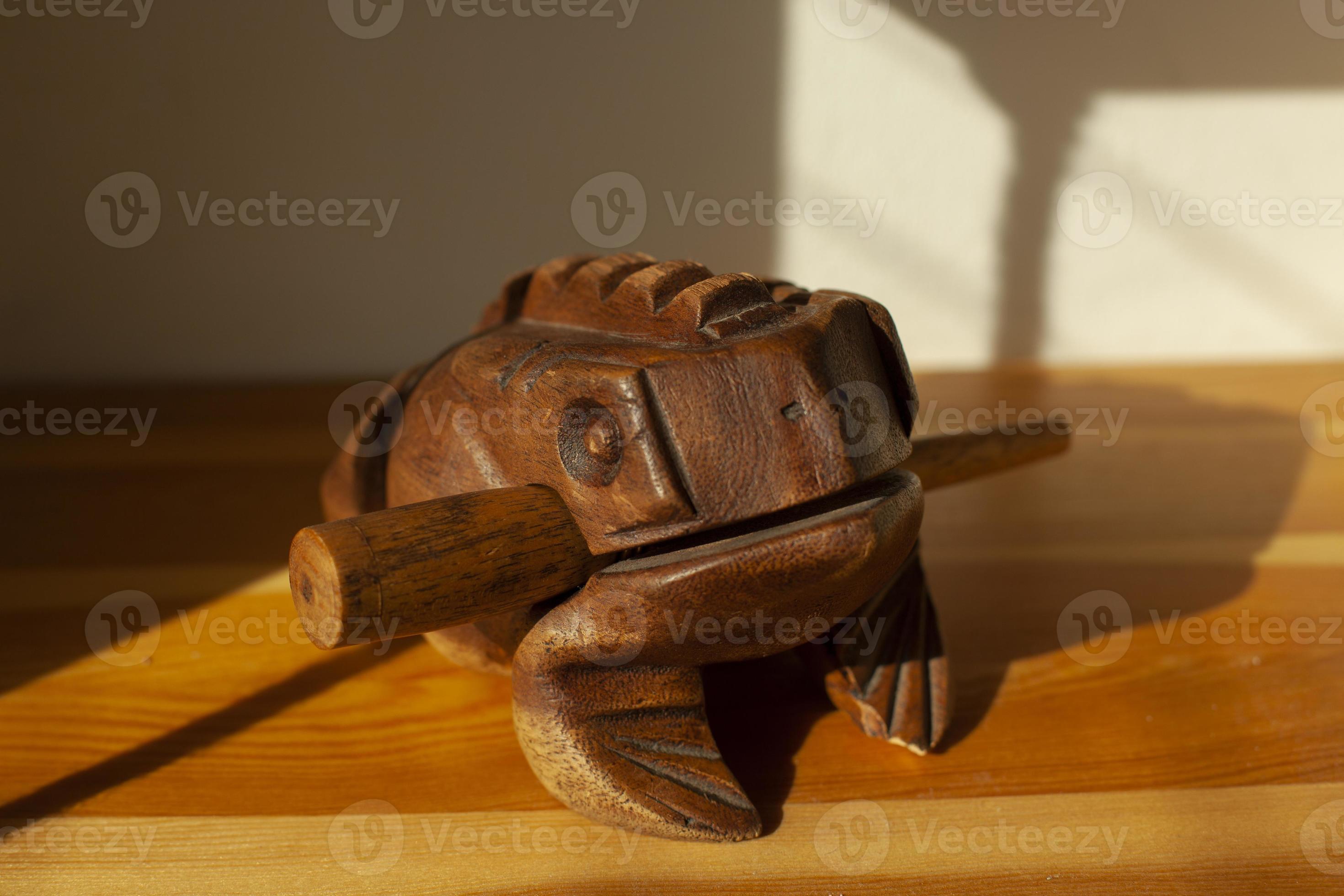 Rijp opslag Zeestraat houten kikker. musical instrument gemaakt van hout. stok en kikker met  tanden naar extract geluid. 11347589 stockfoto bij Vecteezy