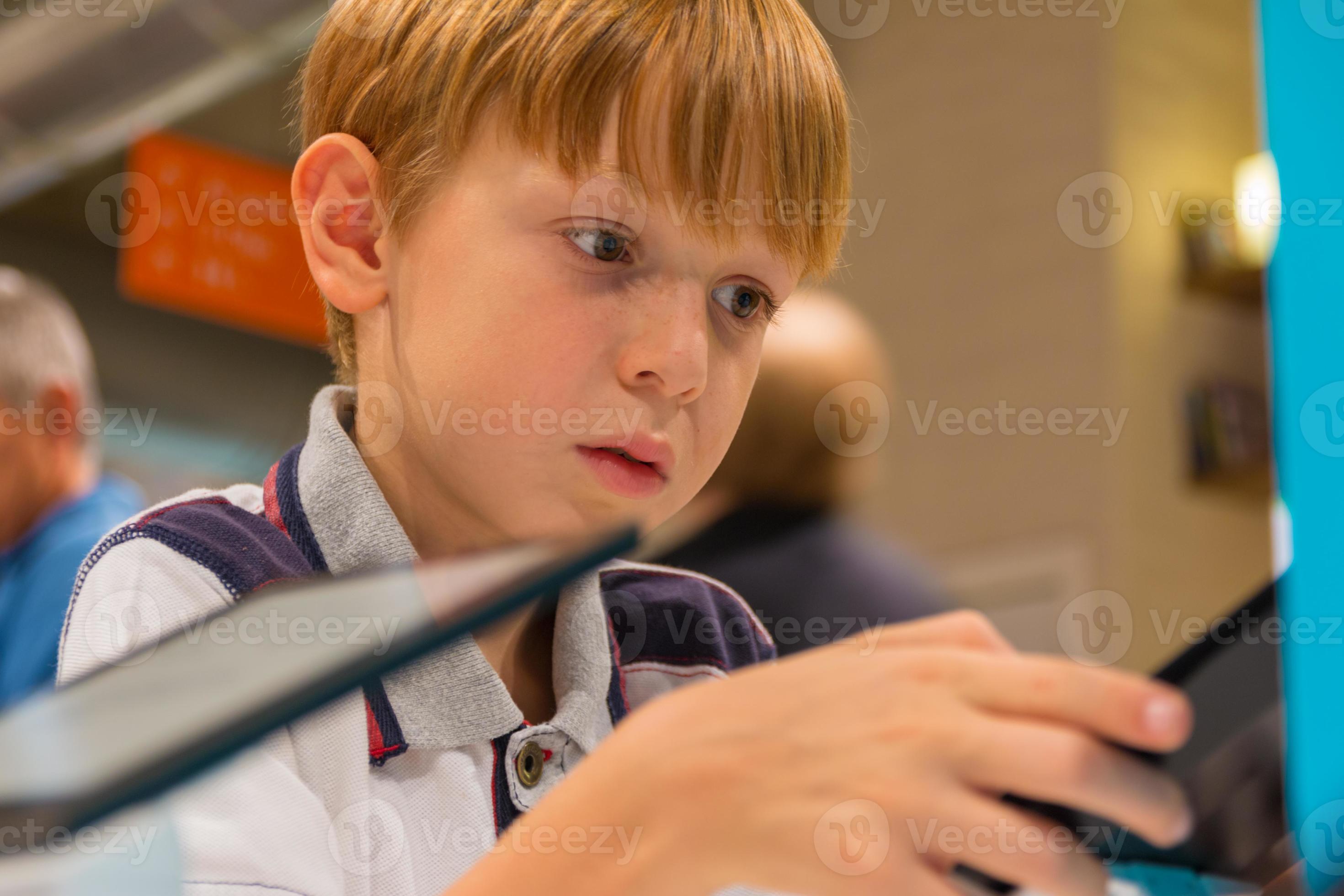 kromme leerplan Helderheid kind (7-8 jaar) spelen met tablet-computer in een winkel 1158230 stockfoto  bij Vecteezy