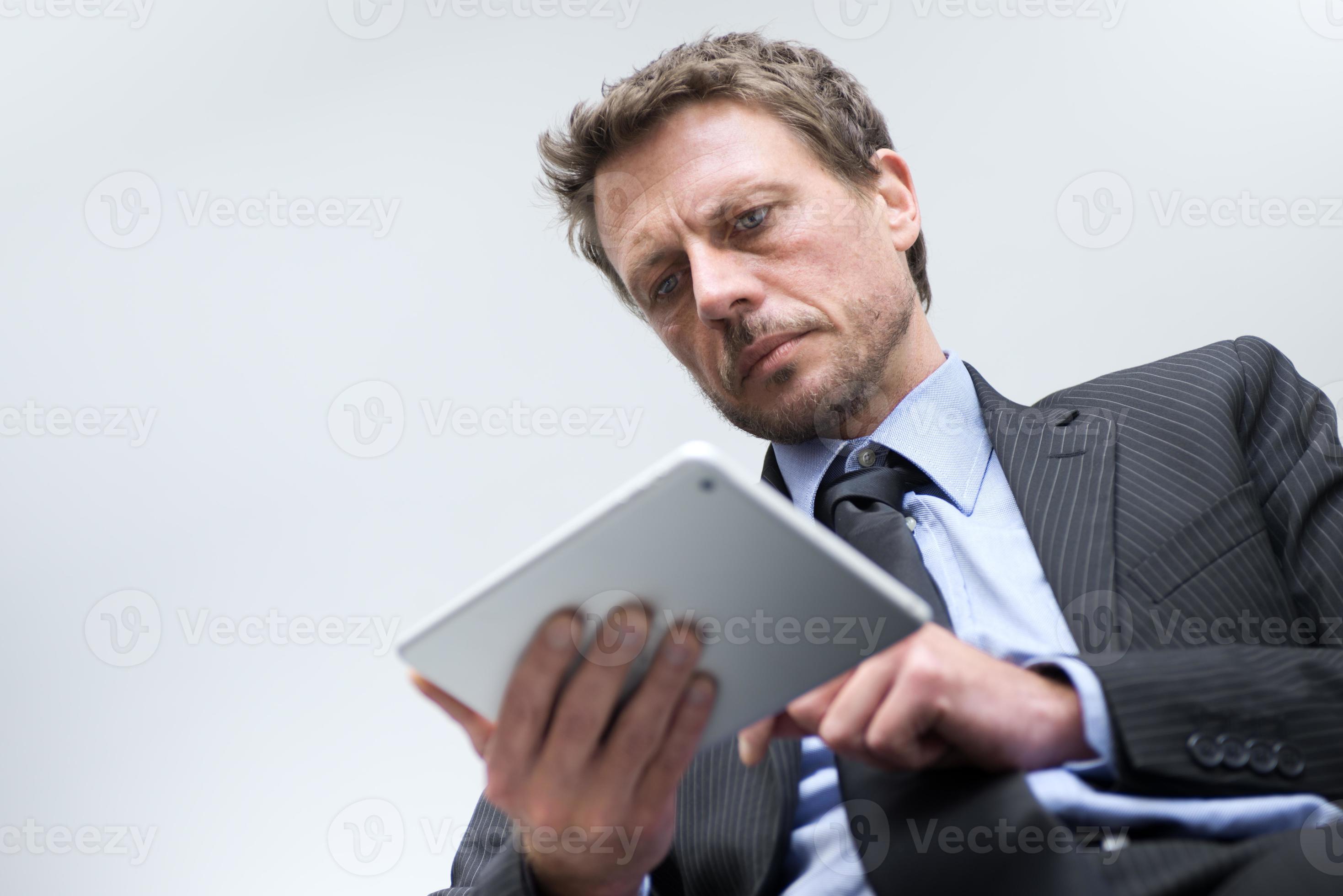 zakenman werken met tablet foto