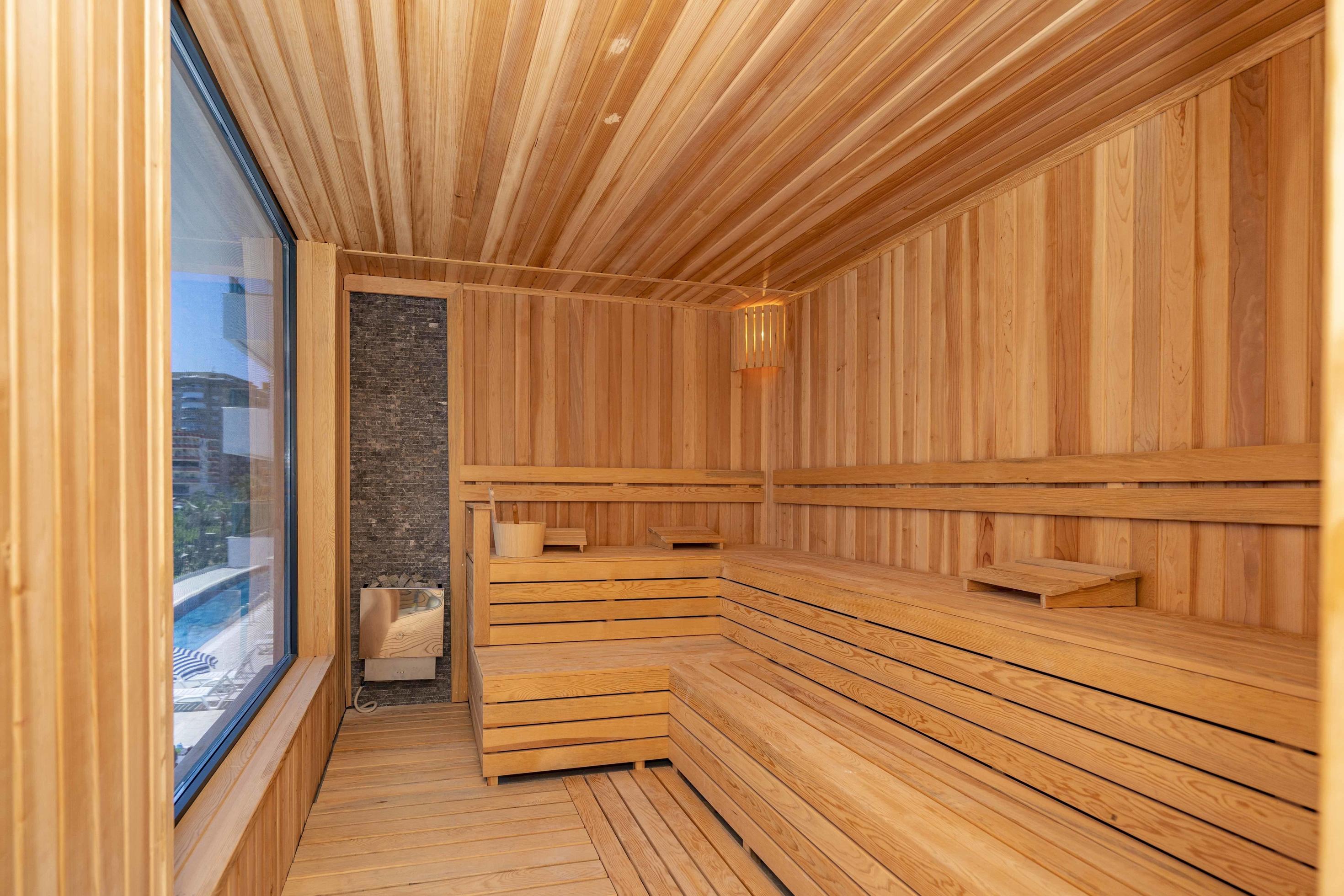 Beide Tekstschrijver droogte interieur van Fins sauna, klassiek houten sauna met heet stoom. Russisch  badkamer. kom tot rust in heet sauna met stoom. houten interieur baden,  houten banken en ligstoelen accessoires voor sauna, spa complex.