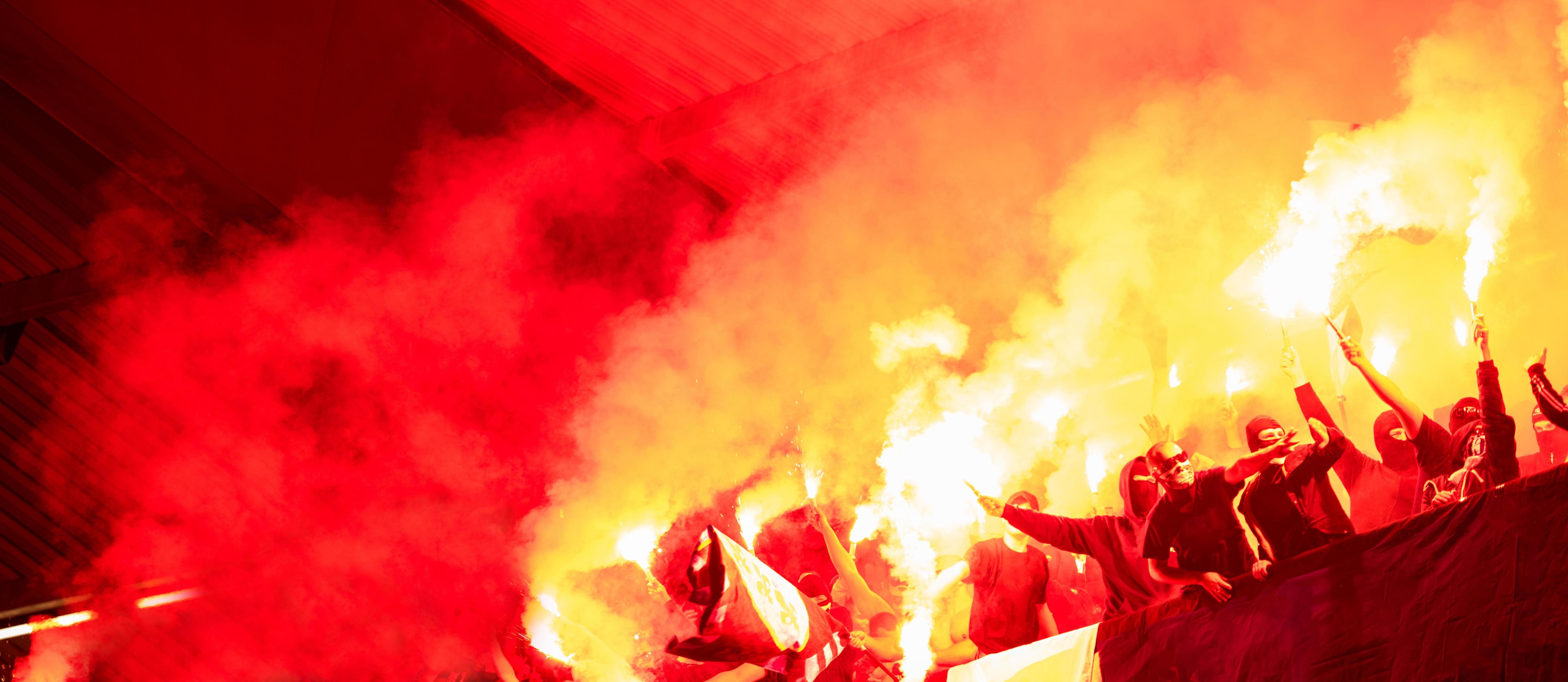 Pijl Latijns bleek Kroatië, 2022 - Amerikaans voetbal hooligans met masker Holding fakkels in  brand 11819409 Stockfoto