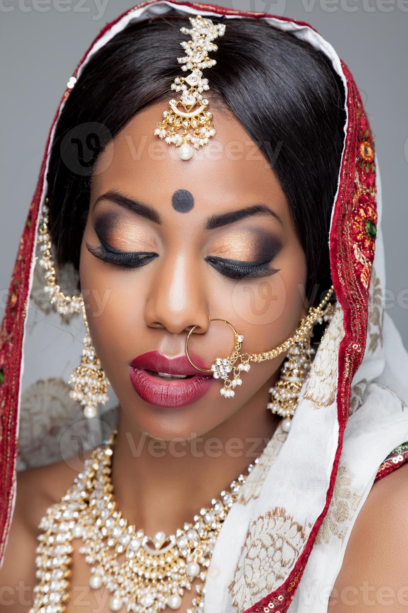 Shipley Eigenaardig Misschien Indiase vrouw in traditionele kleding met bruids make-up en sieraden  1182986 stockfoto bij Vecteezy