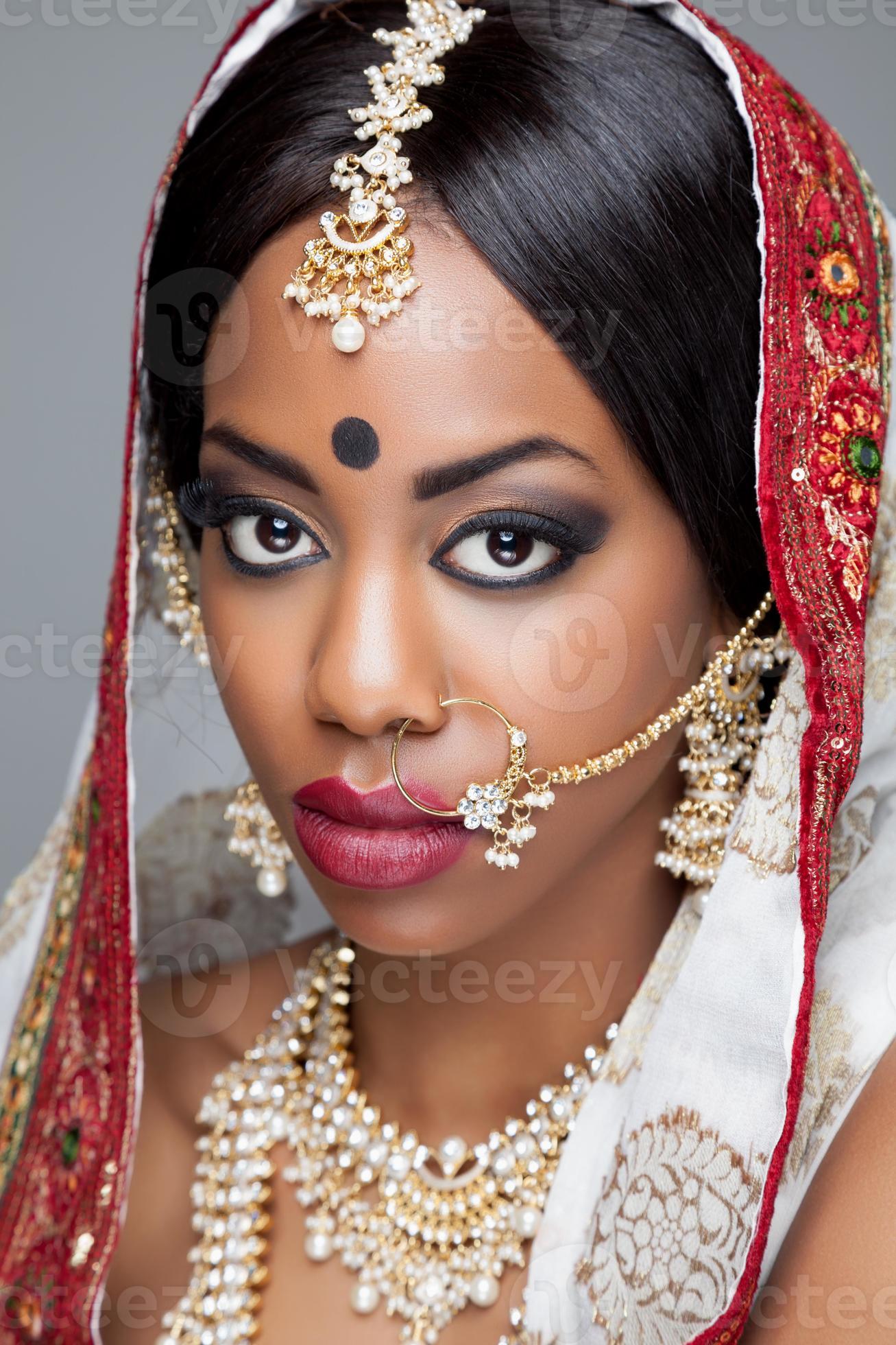 dichtbij Beroep groot Indiase vrouw in traditionele kleding met bruids make-up en sieraden  1183029 stockfoto bij Vecteezy