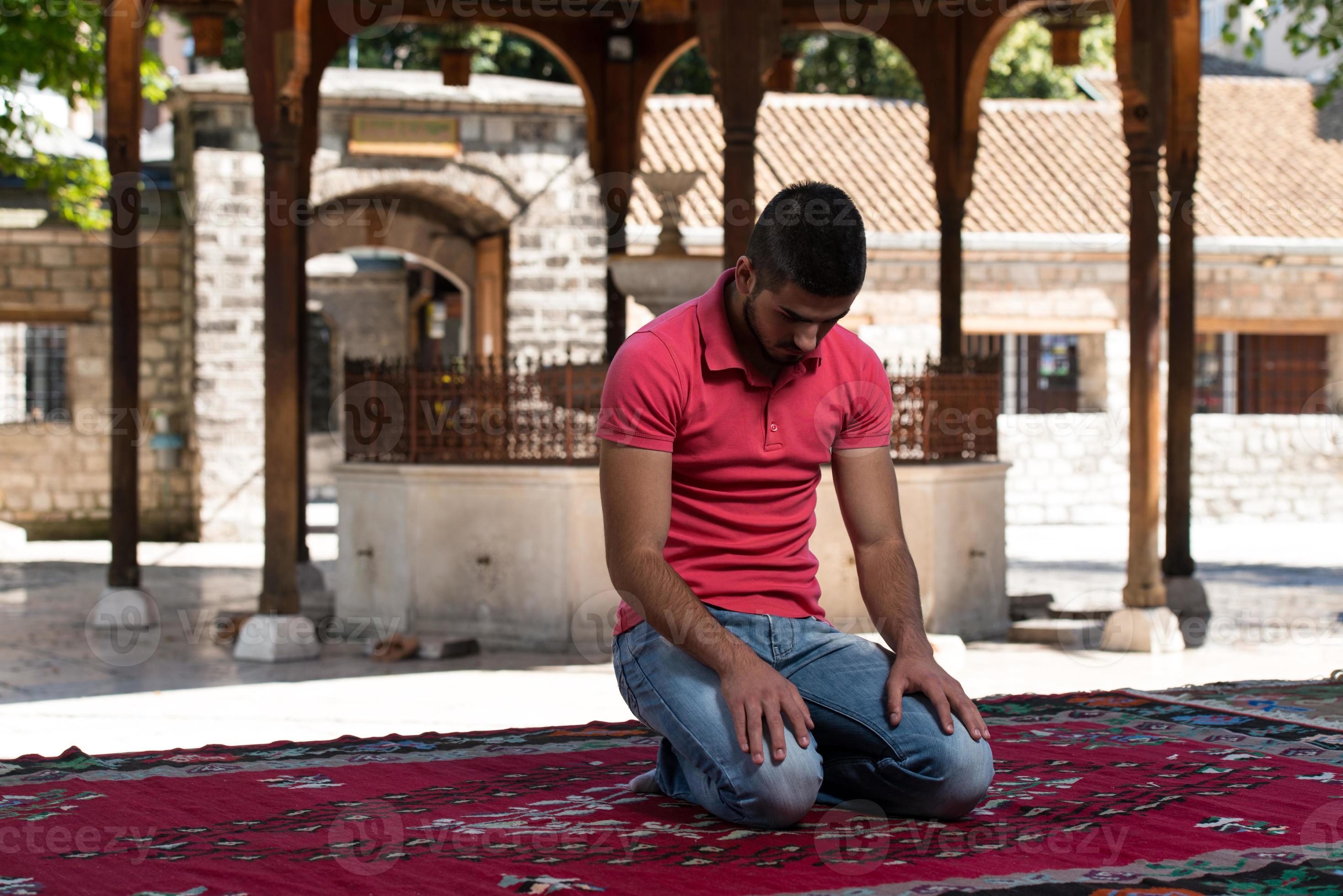 moslim bidden in de moskee foto