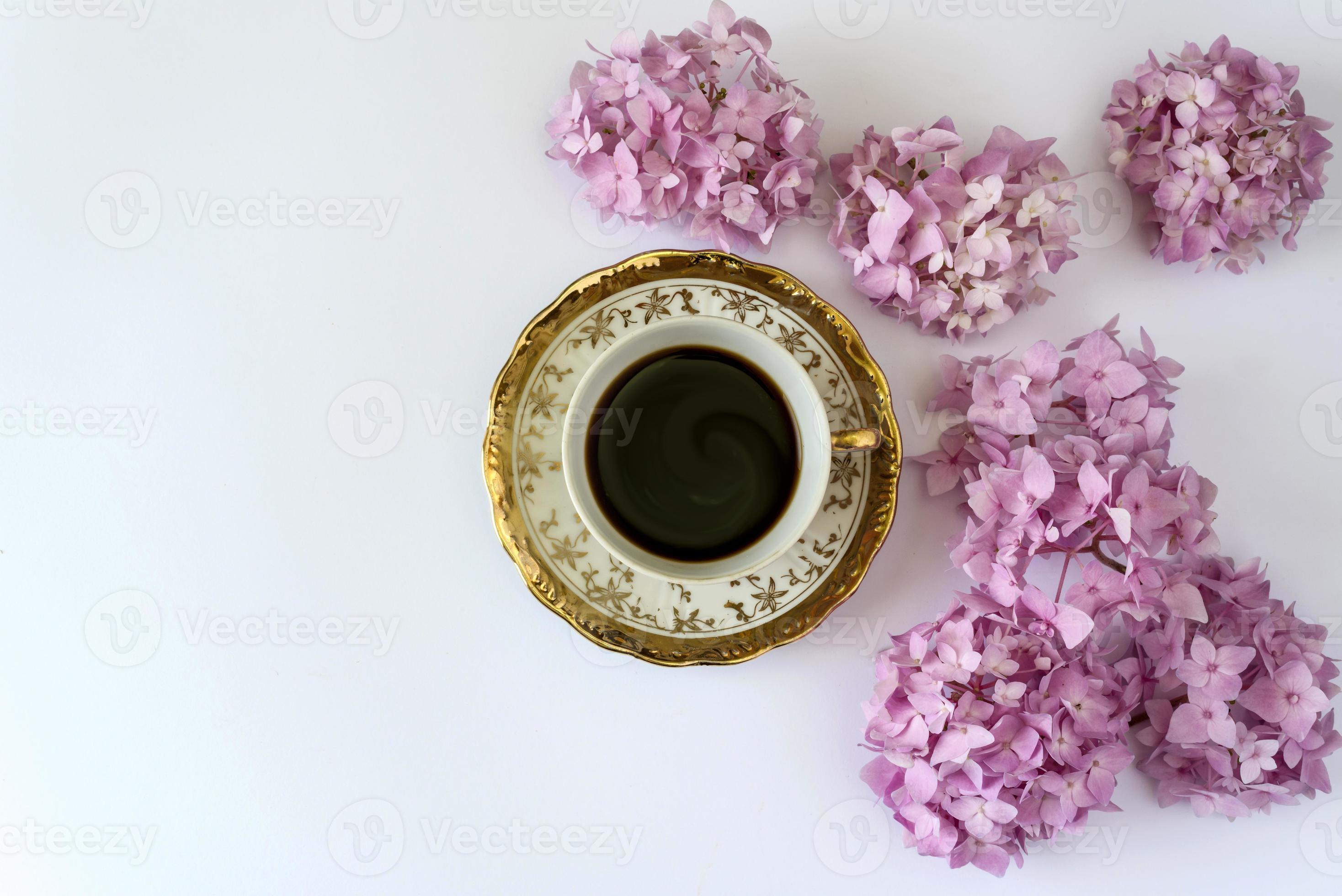 kopje koffie, op witte achtergrond met bloemen, foto
