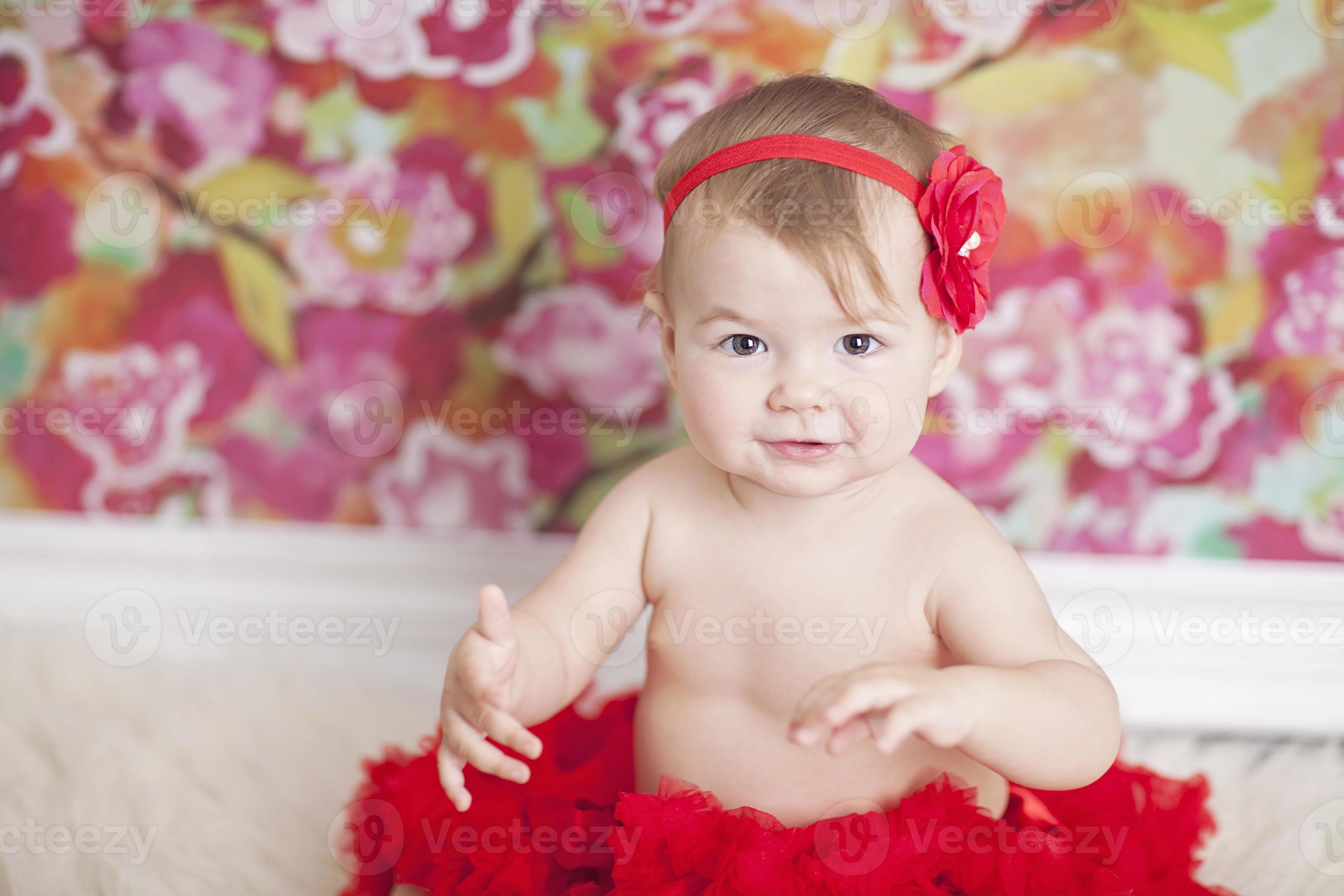 tevredenheid Storen Negende baby die een rode tutu draagt 1221613 Stockfoto