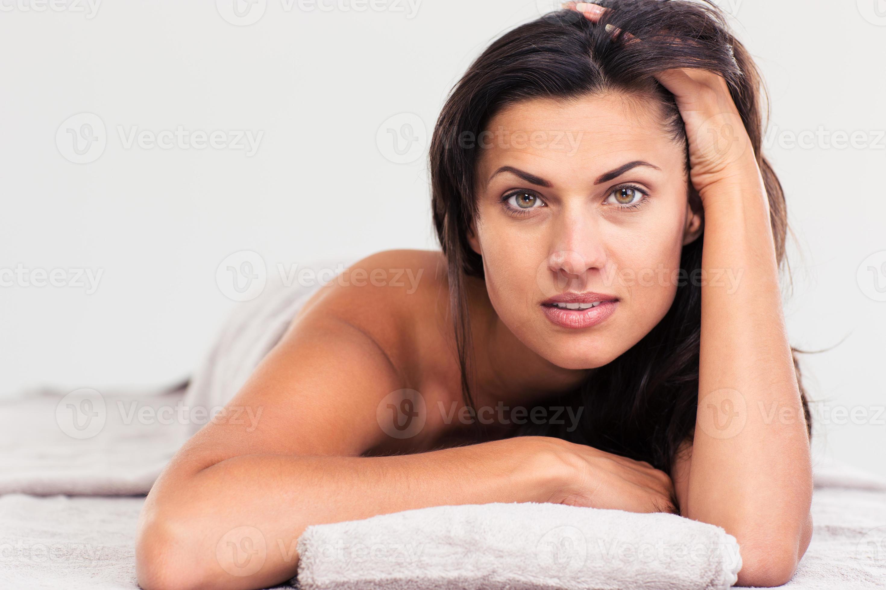 mooie vrouw liggend op massage 1221707 Stockfoto