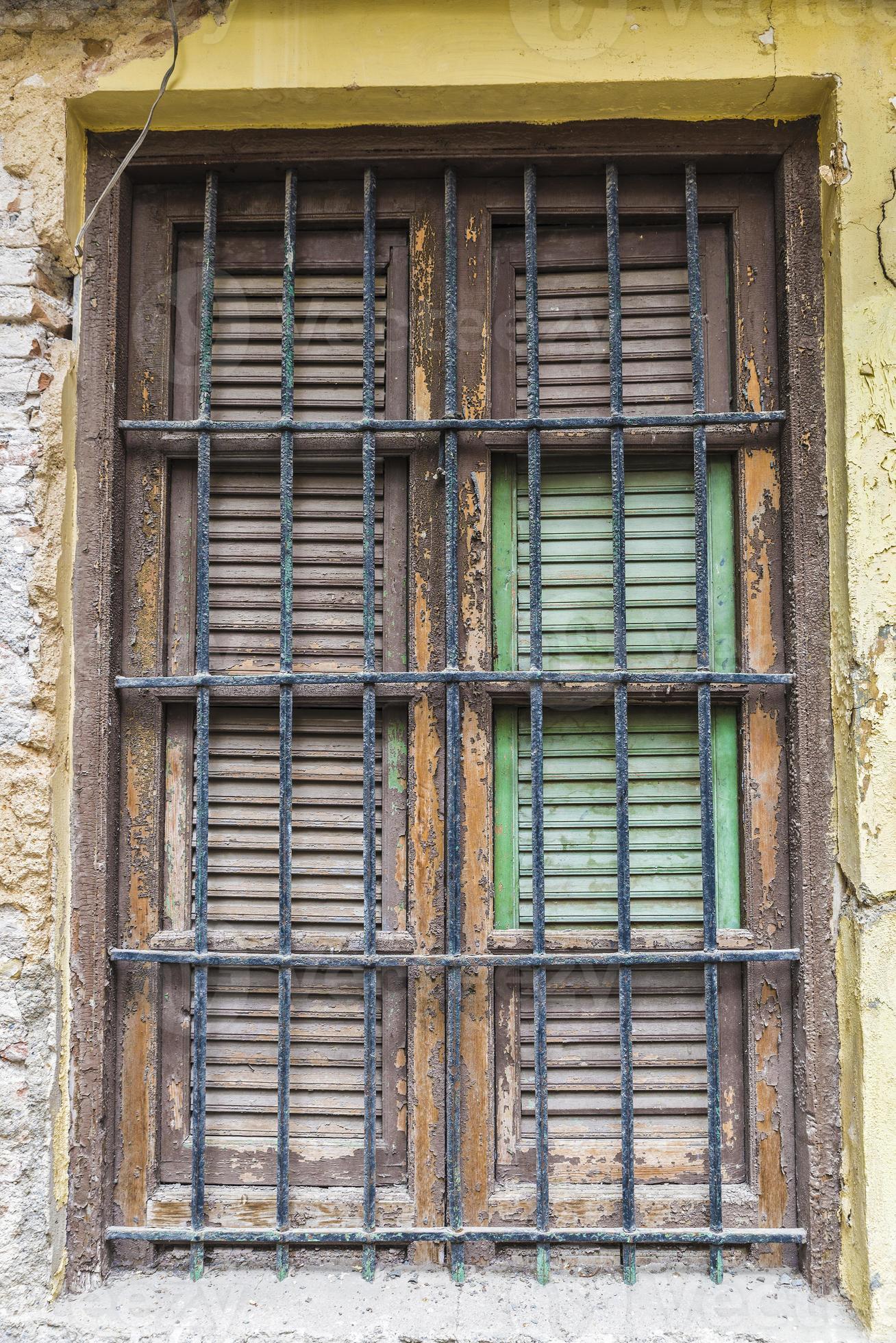 raam van een oud verlaten huis foto