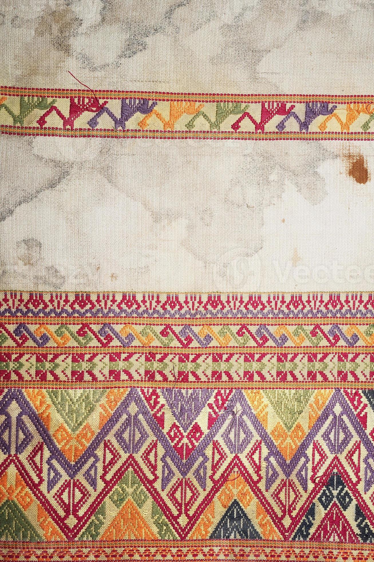 kleurrijke Thaise Peruaanse stijl deken oppervlak close-up. foto
