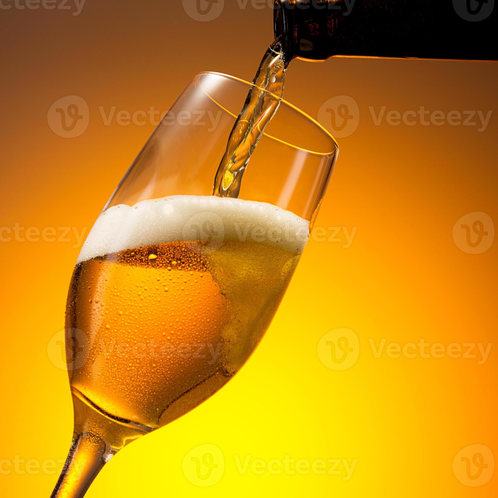 bier in een glas gieten 1251612 Stockfoto
