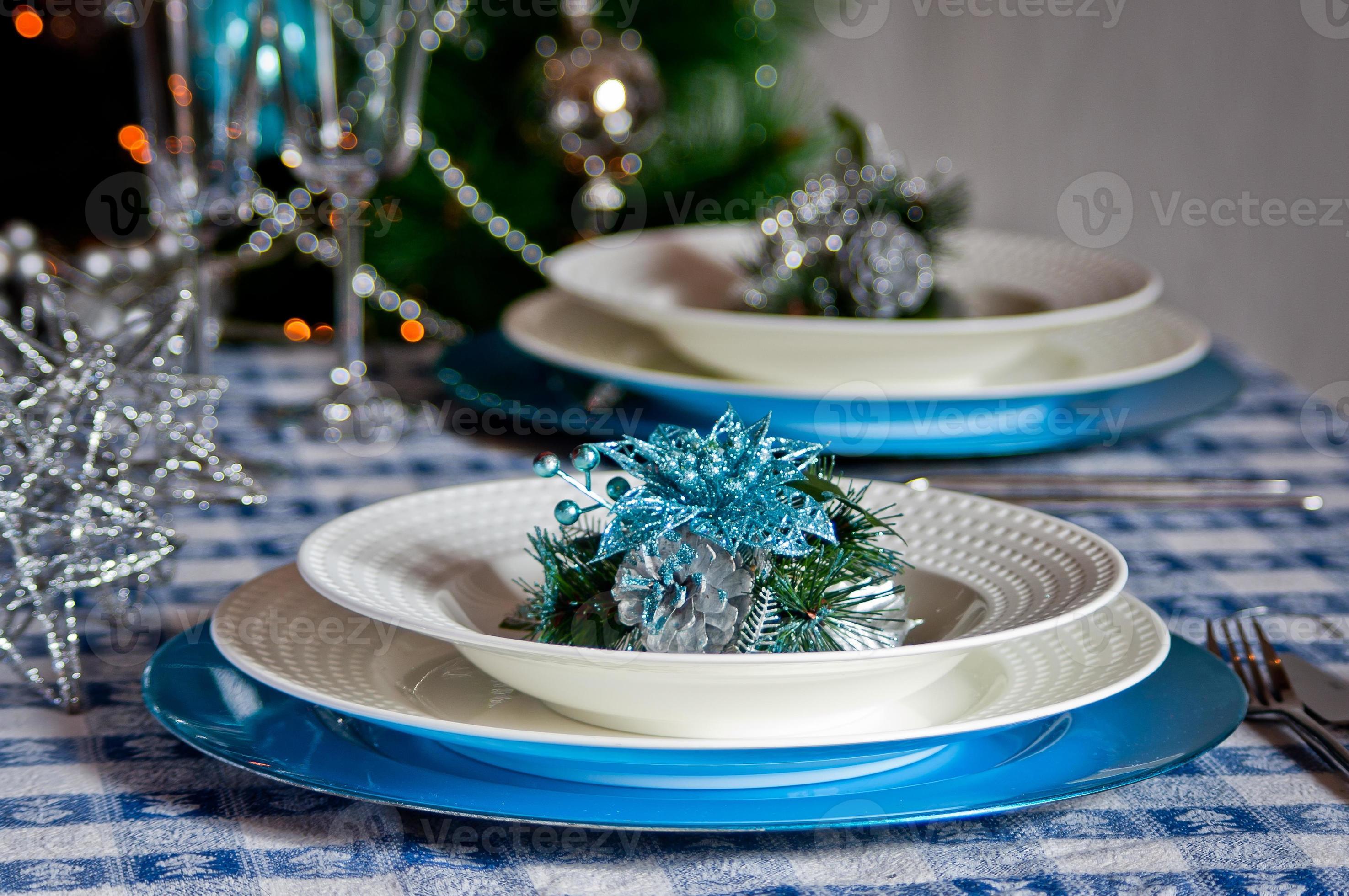 boeren gips liter tafelset voor het kerstdiner met decoratie blauw en zilver 1253112  stockfoto bij Vecteezy