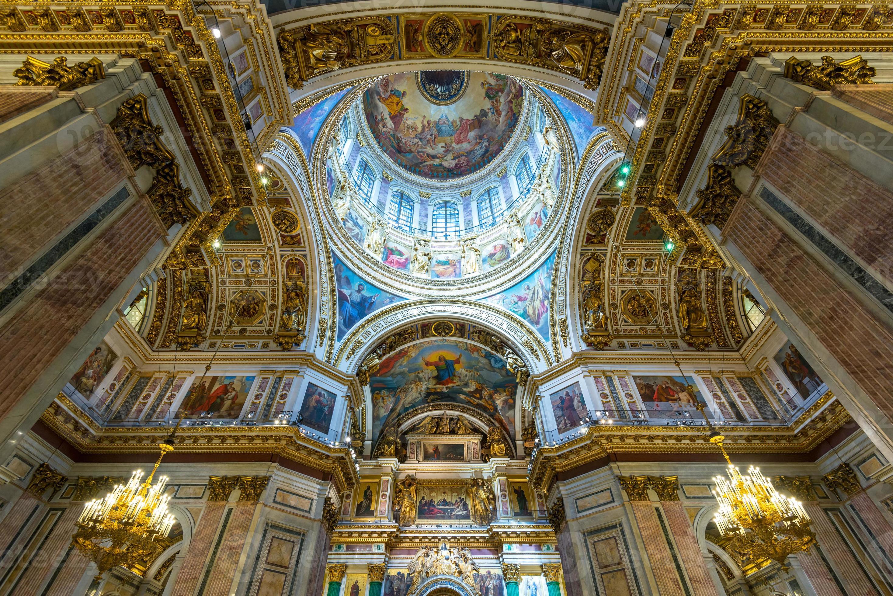 interieur van de kathedraal van Sint-Isaac in Sint-Petersburg foto