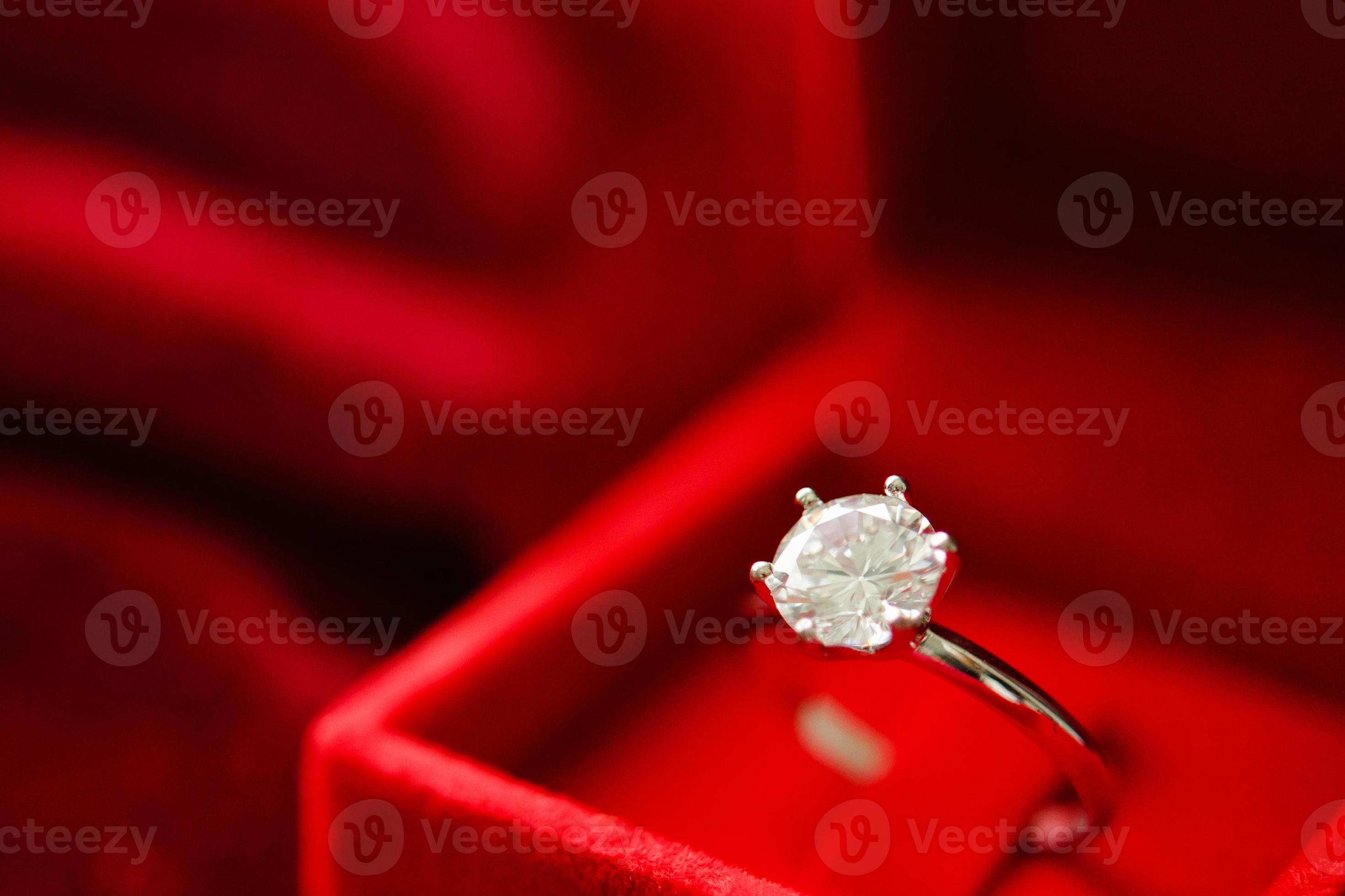 impuls loop spurv diamant ring in sieraden geschenk doos Aan rood kleding stof achtergrond  12601946 stockfoto bij Vecteezy