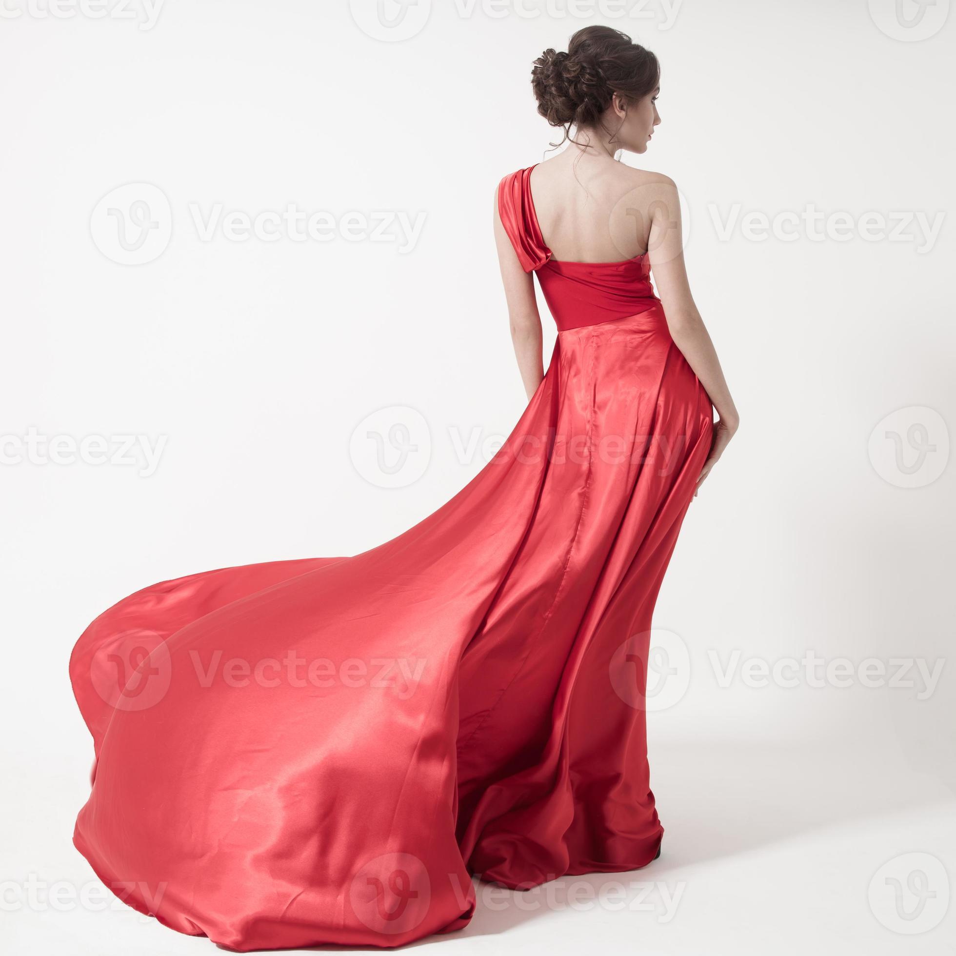 jonge schoonheid vrouw in fladderende rode jurk. witte achtergrond. foto