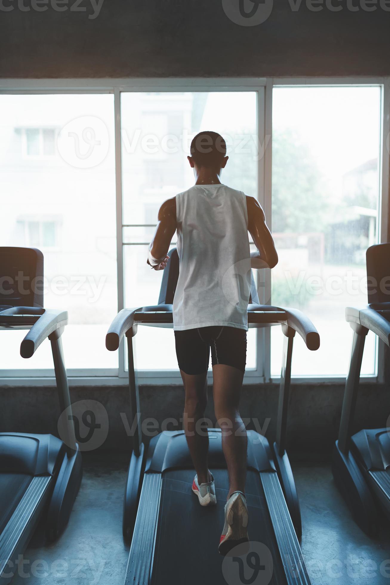 Serie van trui Precies terug kant van Aziatisch atleet sportman loper bruinen huid rennen Aan  loopband in geschiktheid club. cardio training. gezond levensstijl, vent  opleiding in Sportschool. sport rennen concept. 12734437 Stockfoto