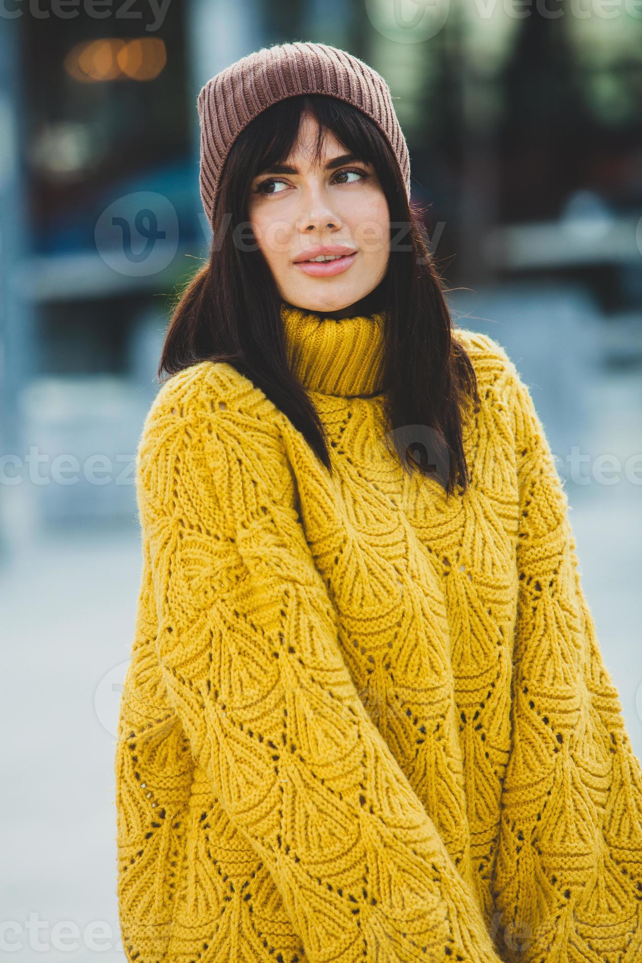 Beschrijvend Madeliefje natuurpark mooi Europese brunette gekleed in een geel wollen trui en hoed buiten. de  mooi meisje wie draagt dik elegant herfst kleren in koel het weer. 12767512  Stockfoto