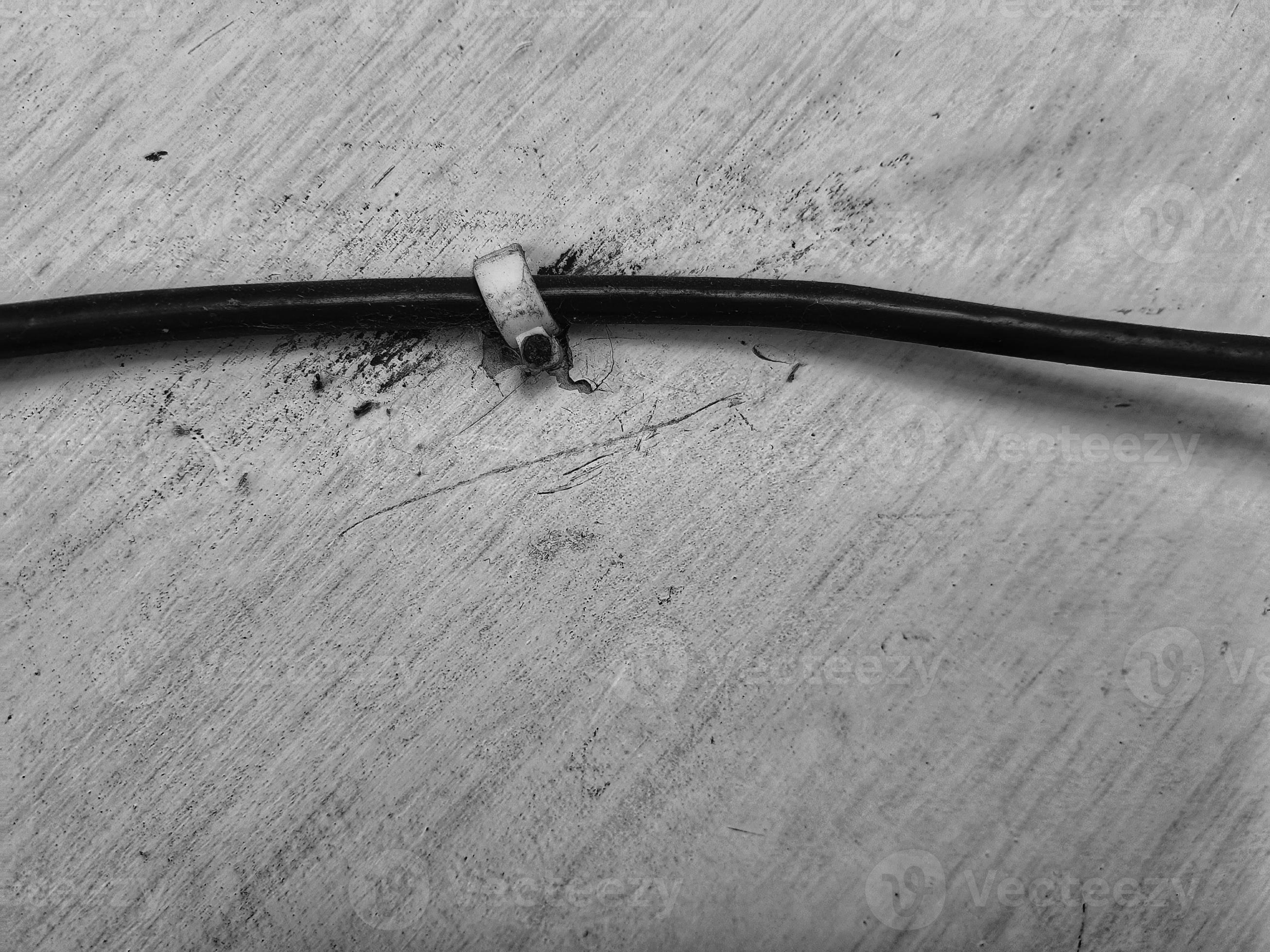 een zwart kabel bijgesneden met kabel nagel clips 12797868 stockfoto bij  Vecteezy
