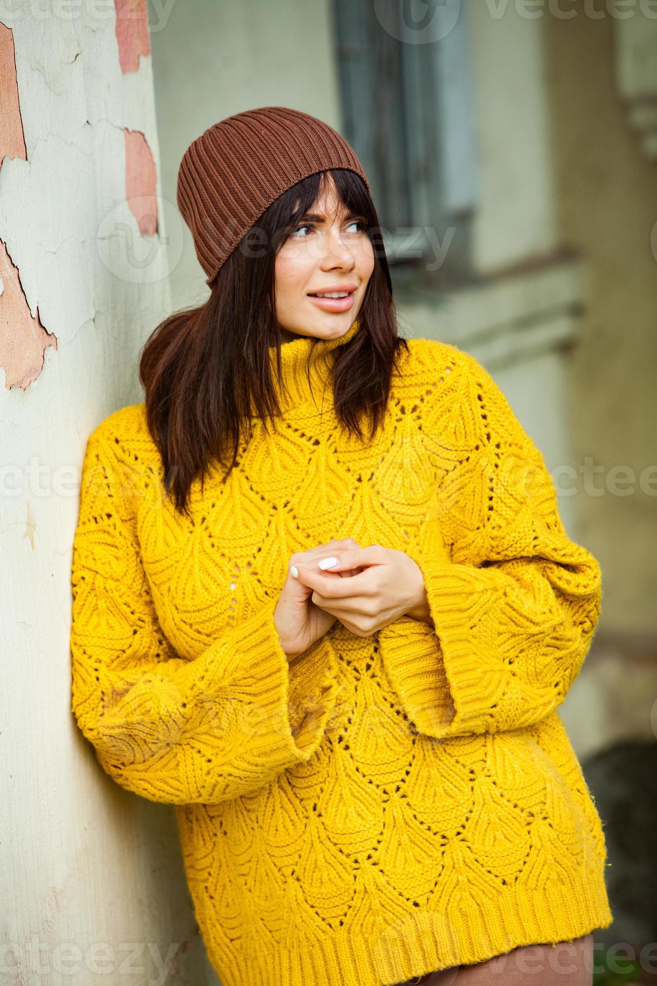 Nachtvlek Trillen detectie mooi Europese brunette gekleed in een geel wollen trui en hoed buiten. de  mooi meisje wie draagt dik elegant herfst kleren in koel het weer. 12824267  stockfoto bij Vecteezy