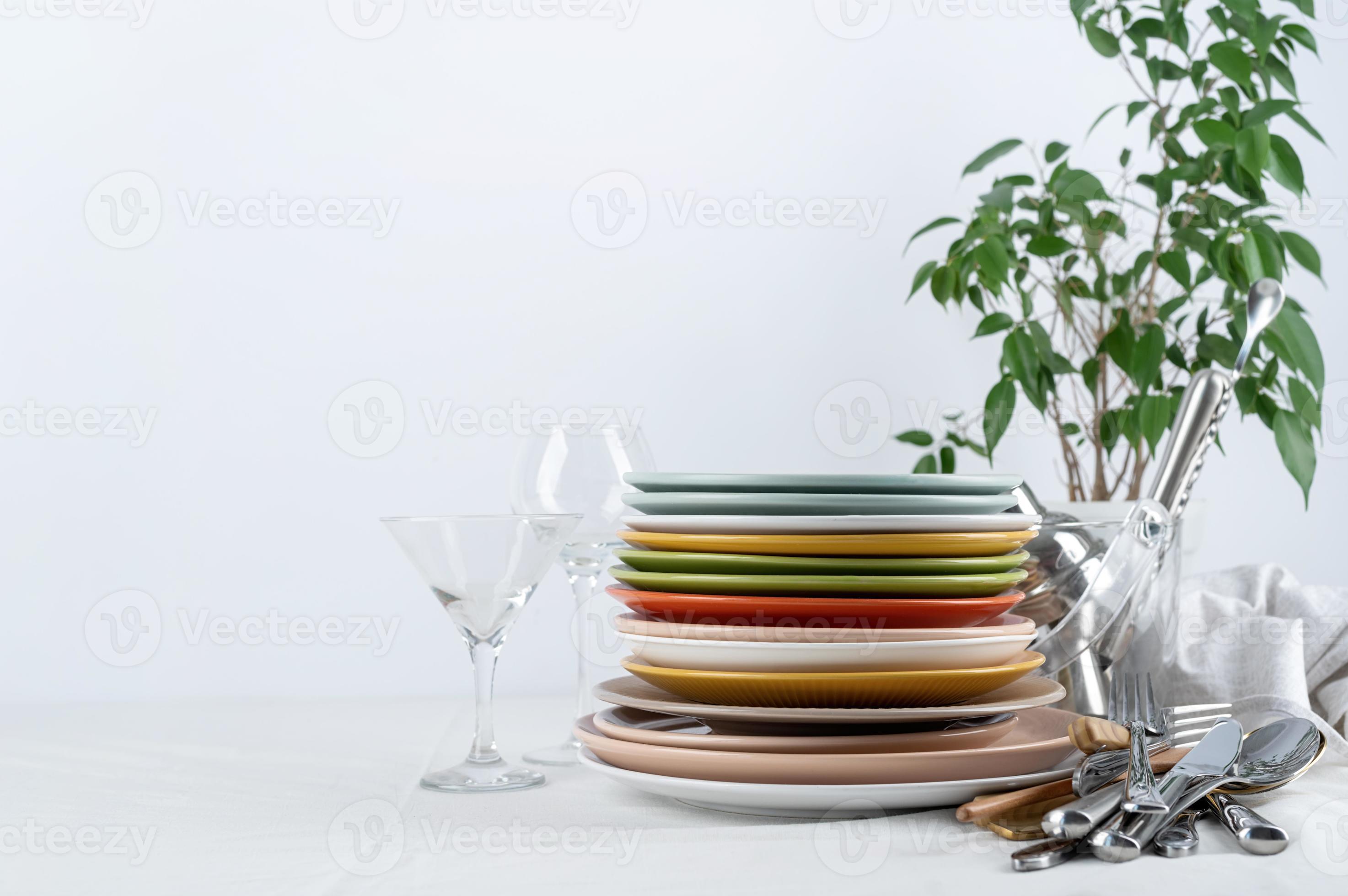 Piepen deugd Datum reeks van kleurrijk serviesgoed met platen, bestek en bril met vakantie  decoraties Aan dining tafel, kopiëren ruimte 12886228 Stockfoto