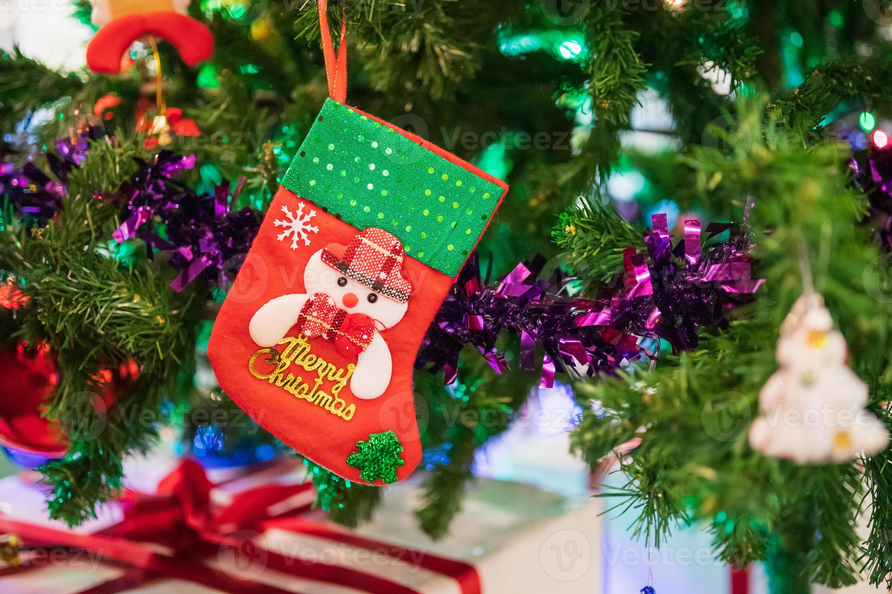 Hoogte essay Gecomprimeerd versierd Kerstmis sokken kerstballen Aan Spar boom nieuw jaar vakantie  achtergrond 12909085 stockfoto bij Vecteezy