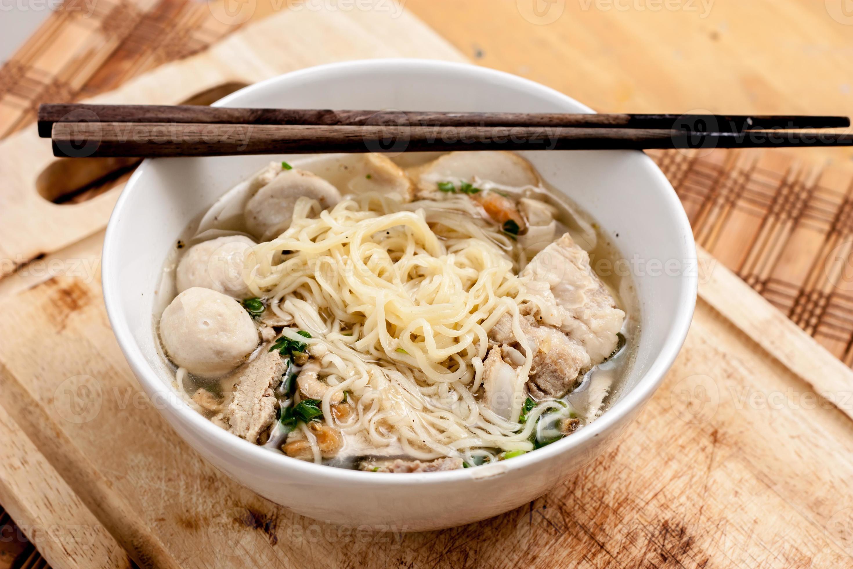 rijstnoedels bone soep met gehaktballetjes foto