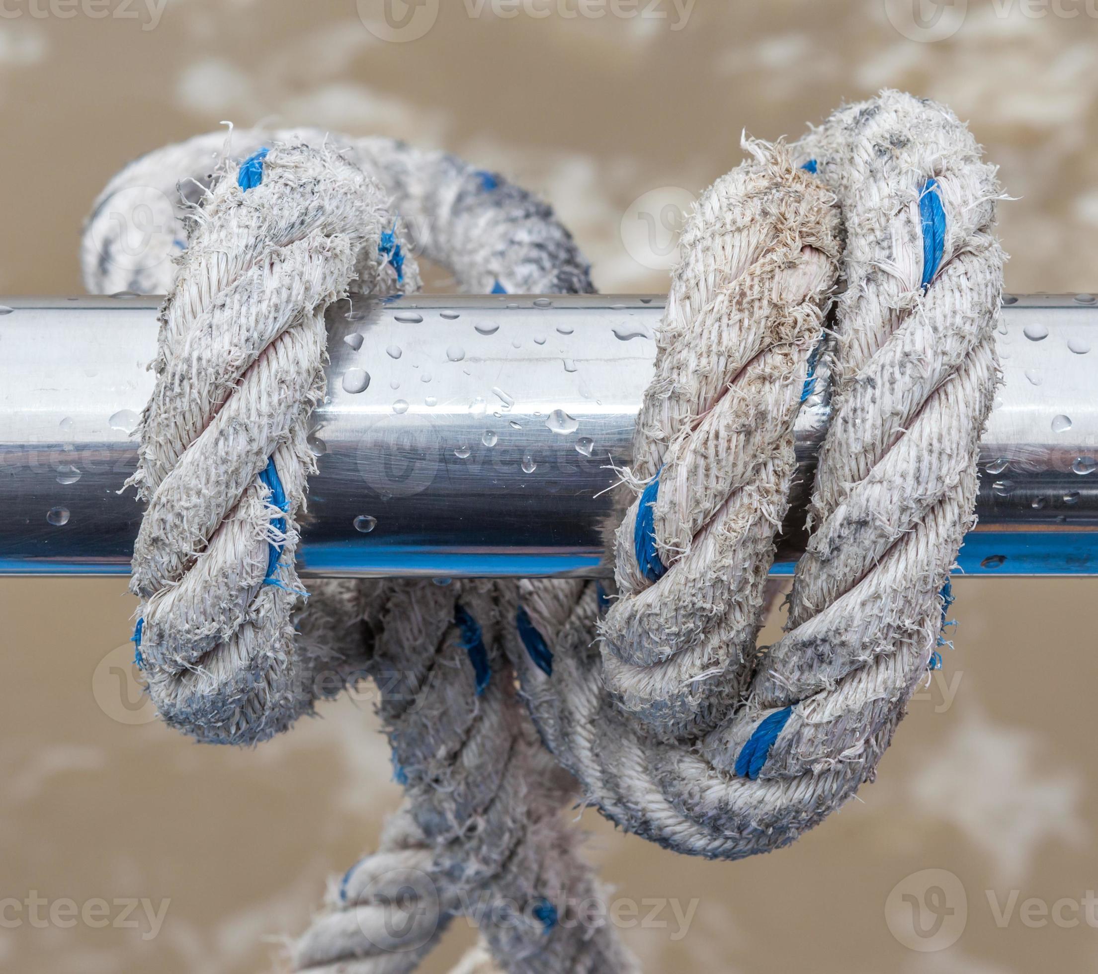 verzekering Slaapkamer opslaan knoop touw vastgebonden rond stalen houder op boot of jacht 1320152  Stockfoto