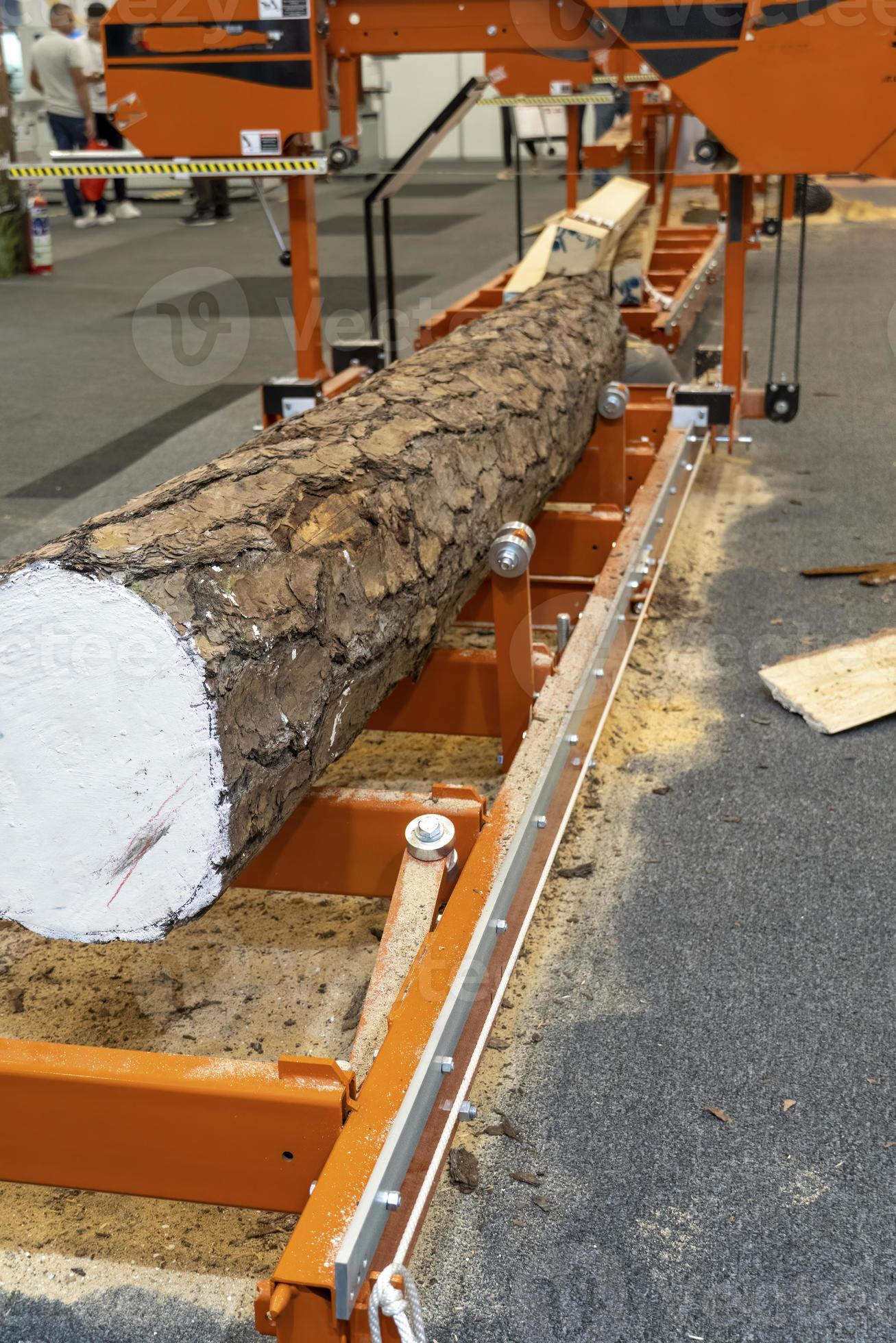 geautomatiseerd log machine, lengte- hout snijdend machine, Latijns Amerika 13447631 stockfoto bij Vecteezy