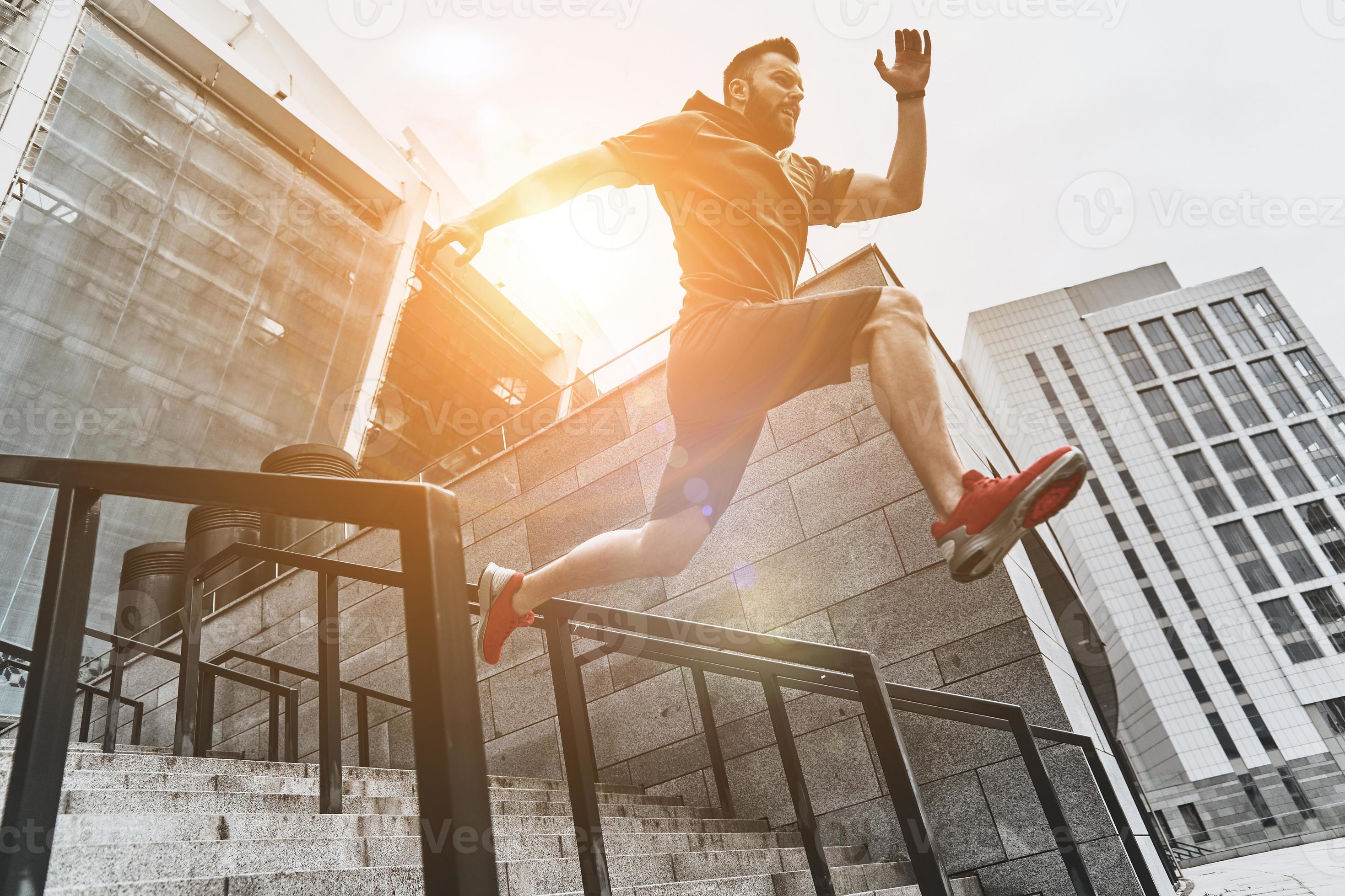 vol van energie. lengte van knap jong Mens in sport kleding jumping terwijl oefenen buiten 13559302 stockfoto bij Vecteezy