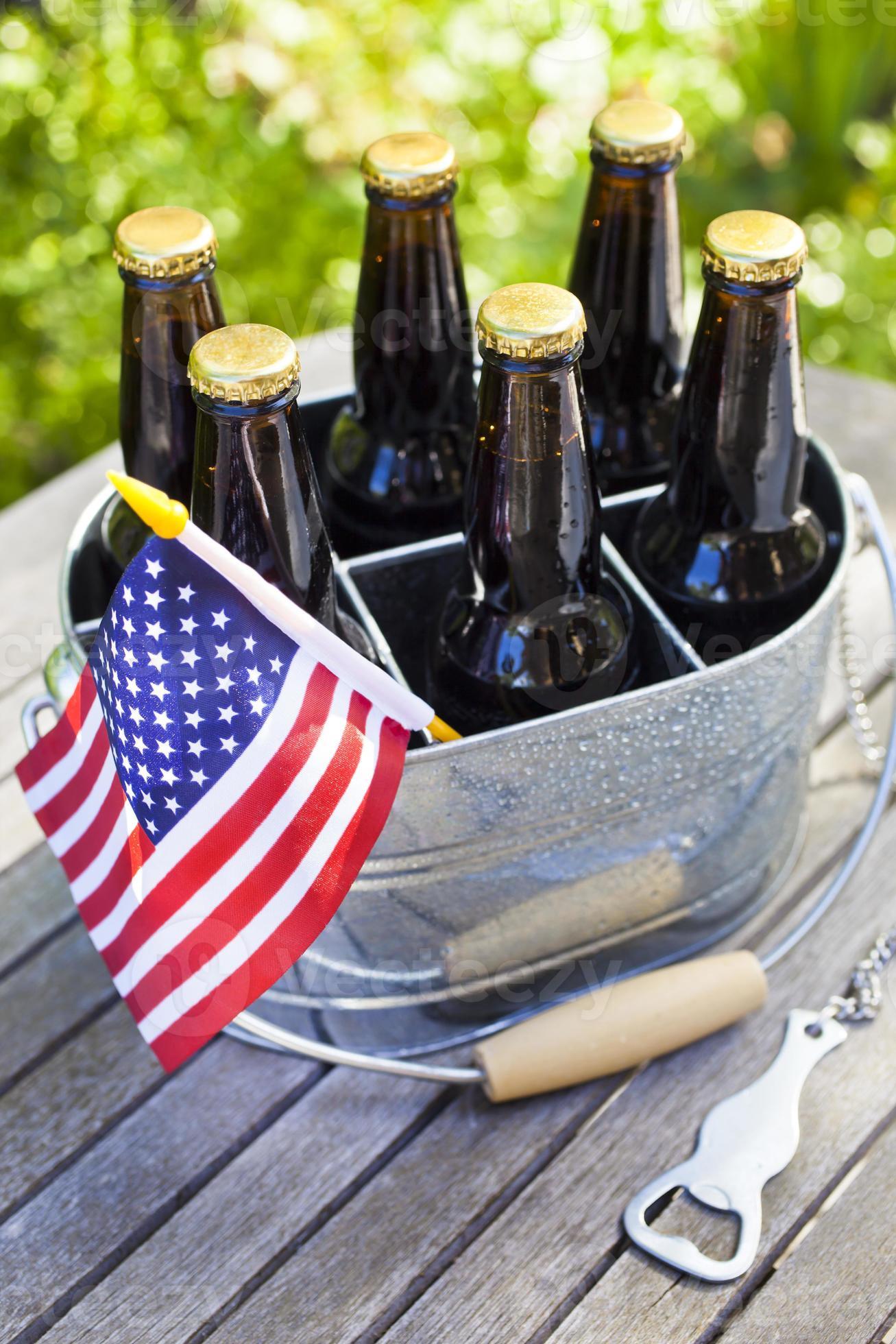 visie filosoof Encommium bier en Amerikaanse vlaggen. 1359188 Stockfoto