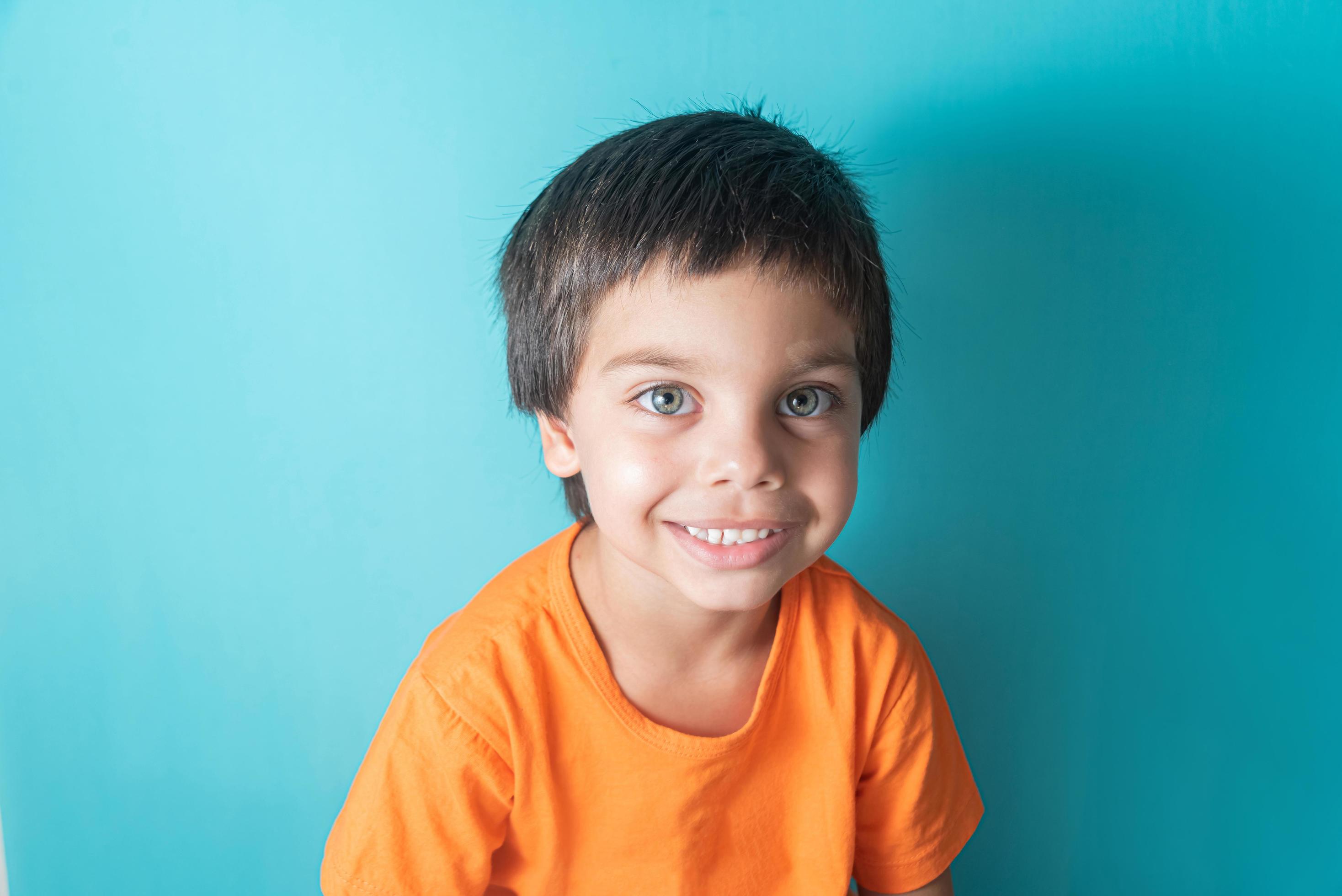 inspanning pepermunt Laster jongen in oranje t-shirt met grappig gezicht 13944481 stockfoto bij Vecteezy