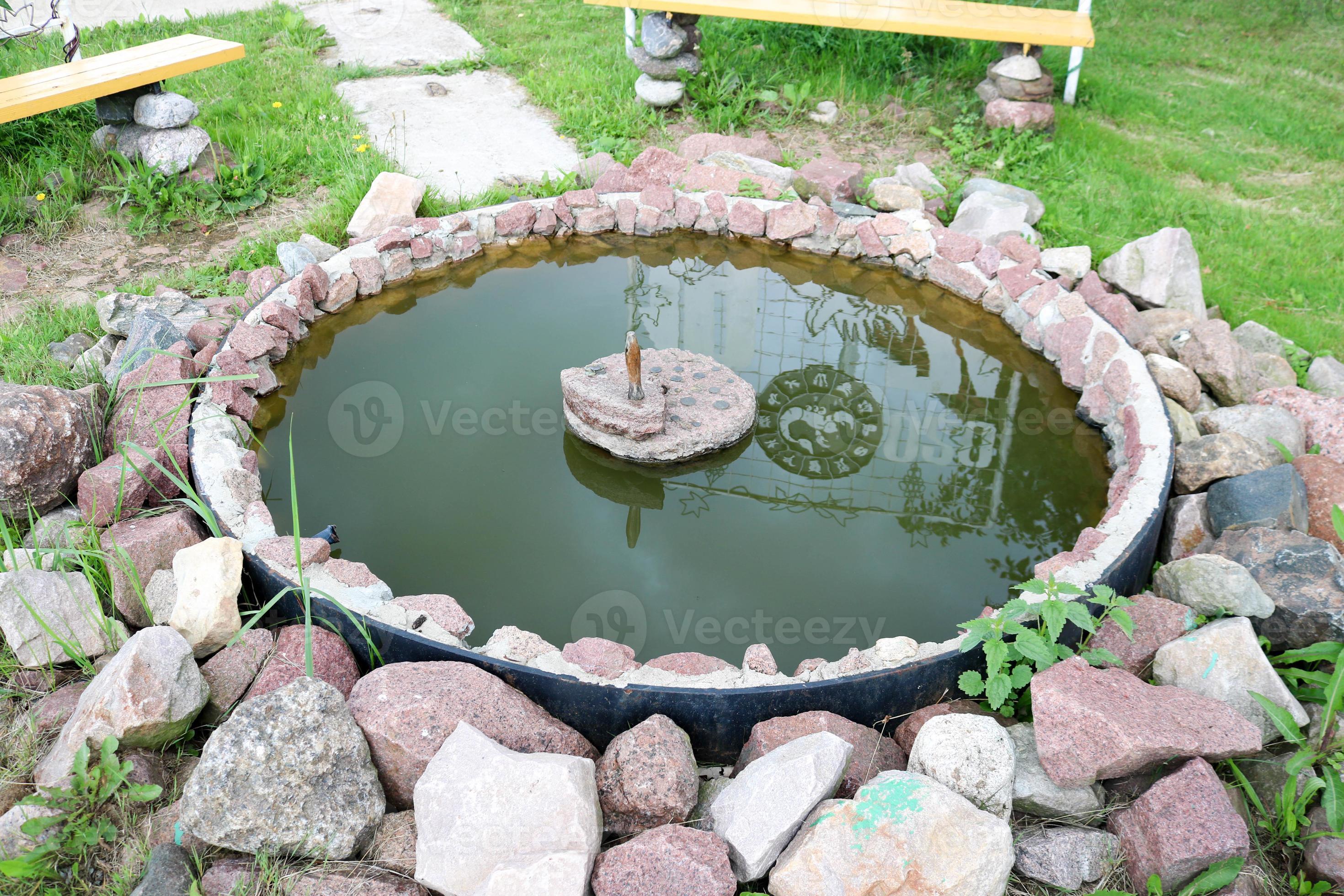 Zeehaven Bewusteloos Alice eigengemaakt klein steen vijver fontein gemaakt van kasseien 14272413  Stockfoto