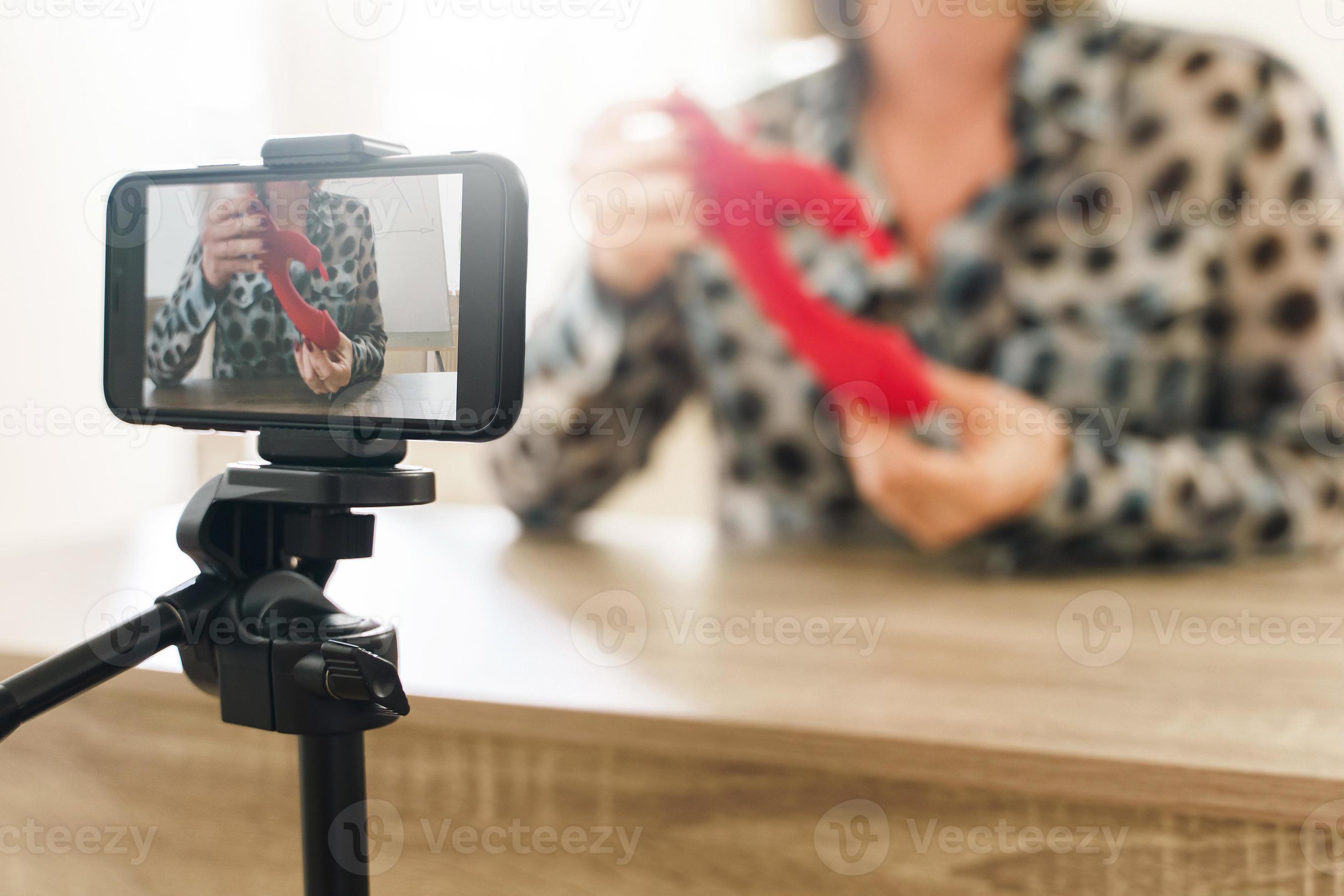 vrouw blogger maken vlog met een seks speelgoed- recensie 14406582 stockfoto bij Vecteezy