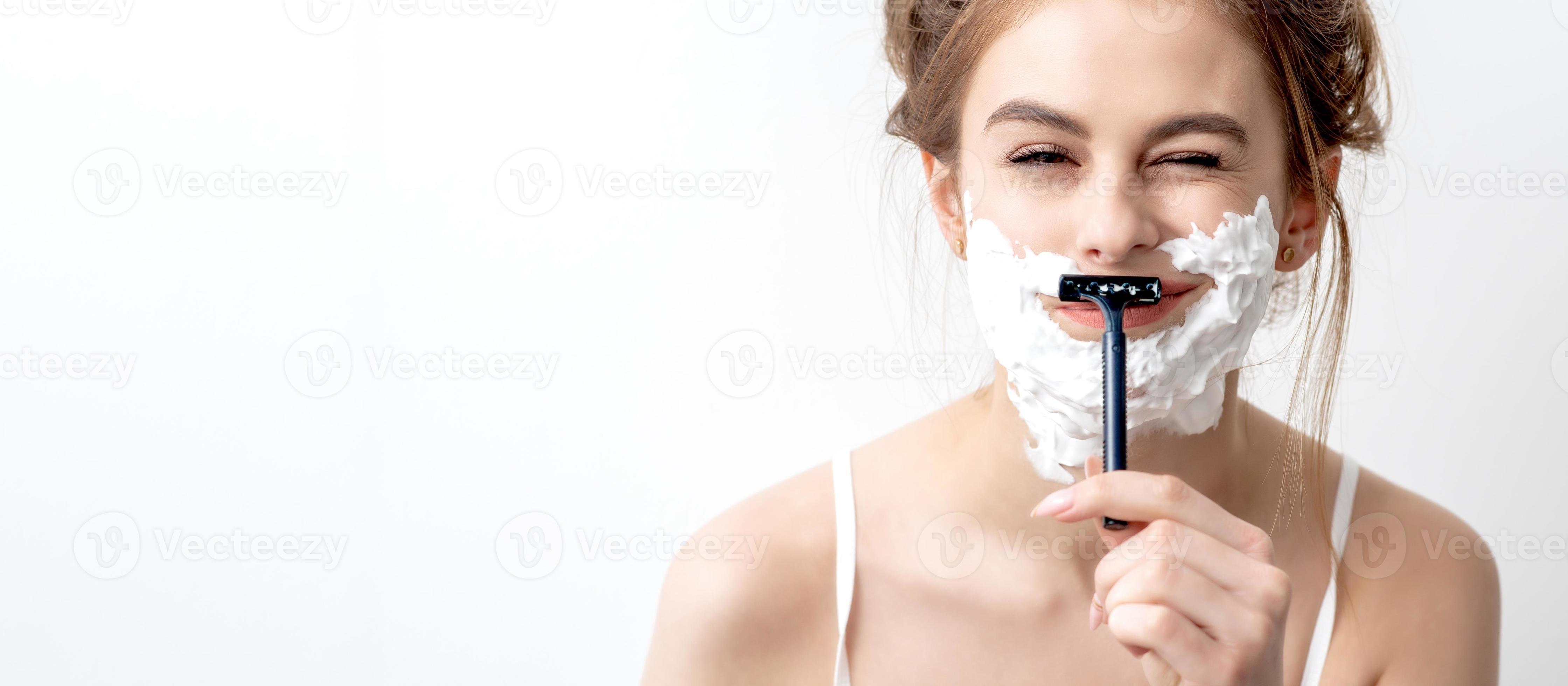 Afkorting tempo Verklaring vrouw scheren haar gezicht door scheermes 14564311 stockfoto bij Vecteezy