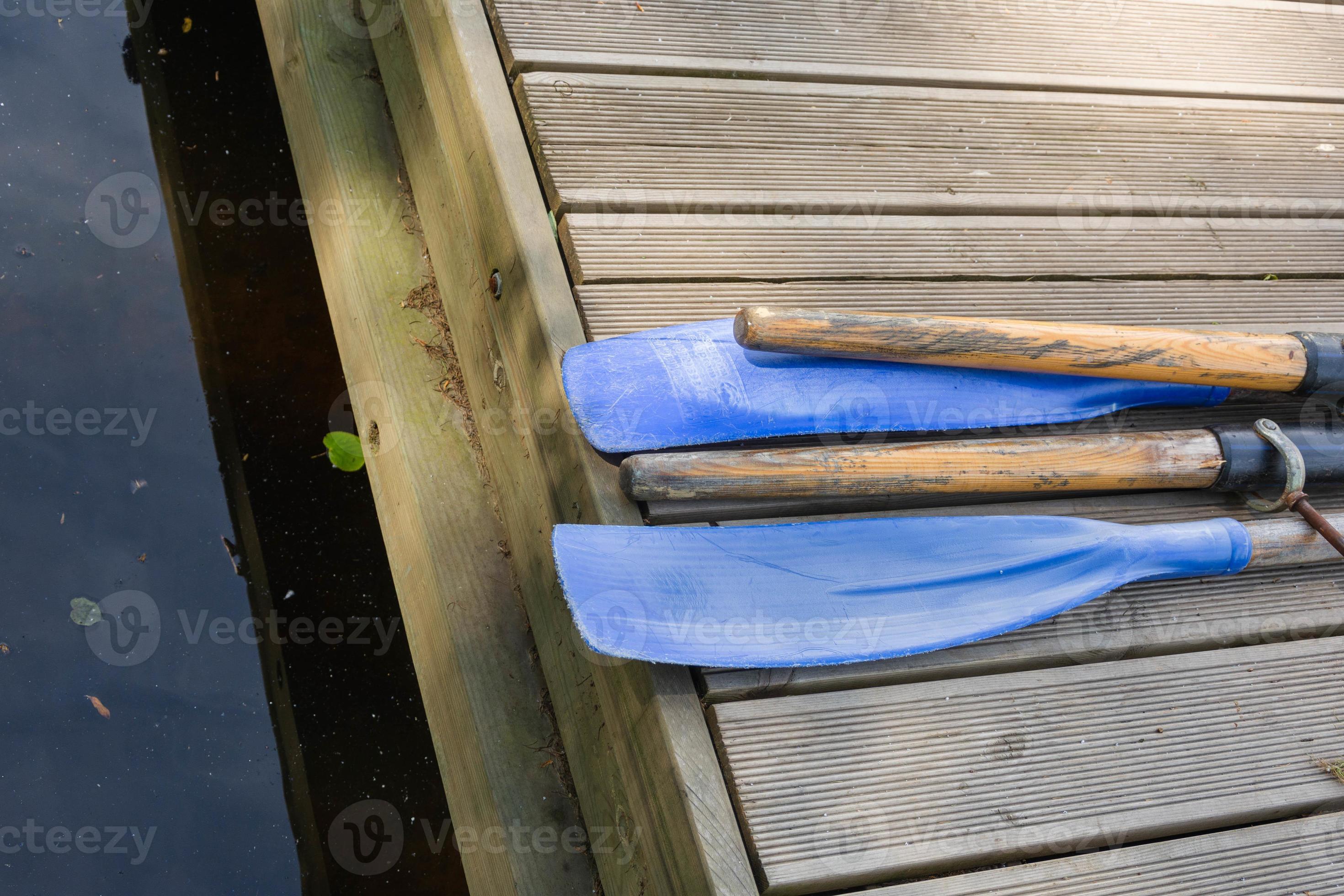Illusie Bedachtzaam ik betwijfel het klassiek houten boot roeiriemen. plastic boot peddels liggen Aan een houten  pier, boot verhuur in de park 14706387 Stockfoto