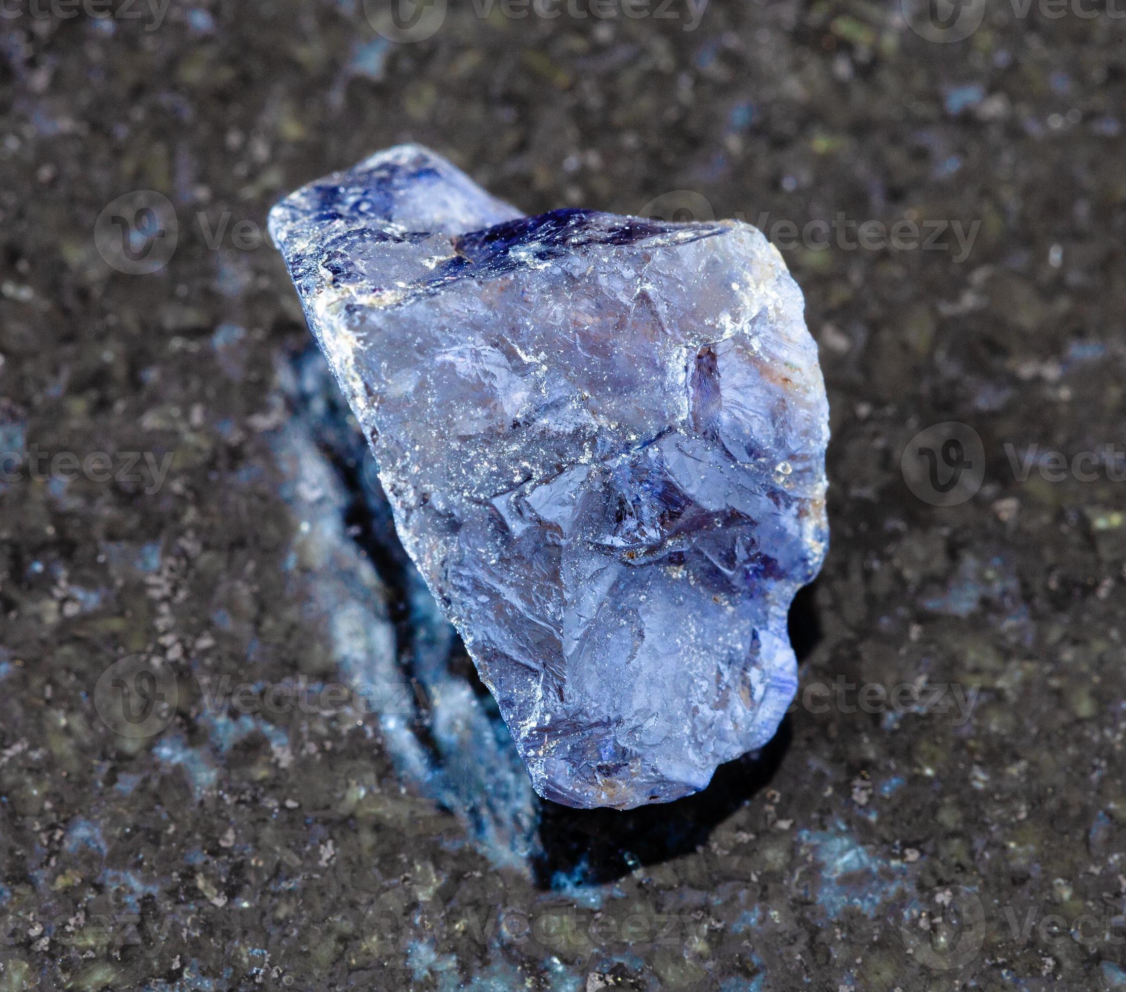 Kleverig schrijven provincie ongepolijst cordieriet ioliet kristal Aan zwart 14937681 Stockfoto