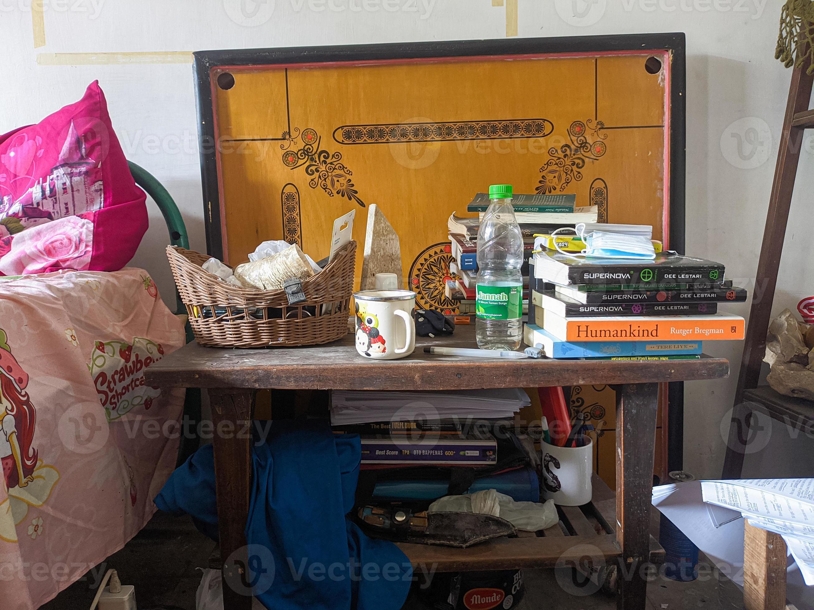 bijstand draaipunt Stuwkracht de kamer tafel was in een troep. de rommelig bed kamer met bril, speelgoed  en boeken heeft niet geweest opgeruimd omhoog. echt leven. jaareinde  14944771 Stockfoto