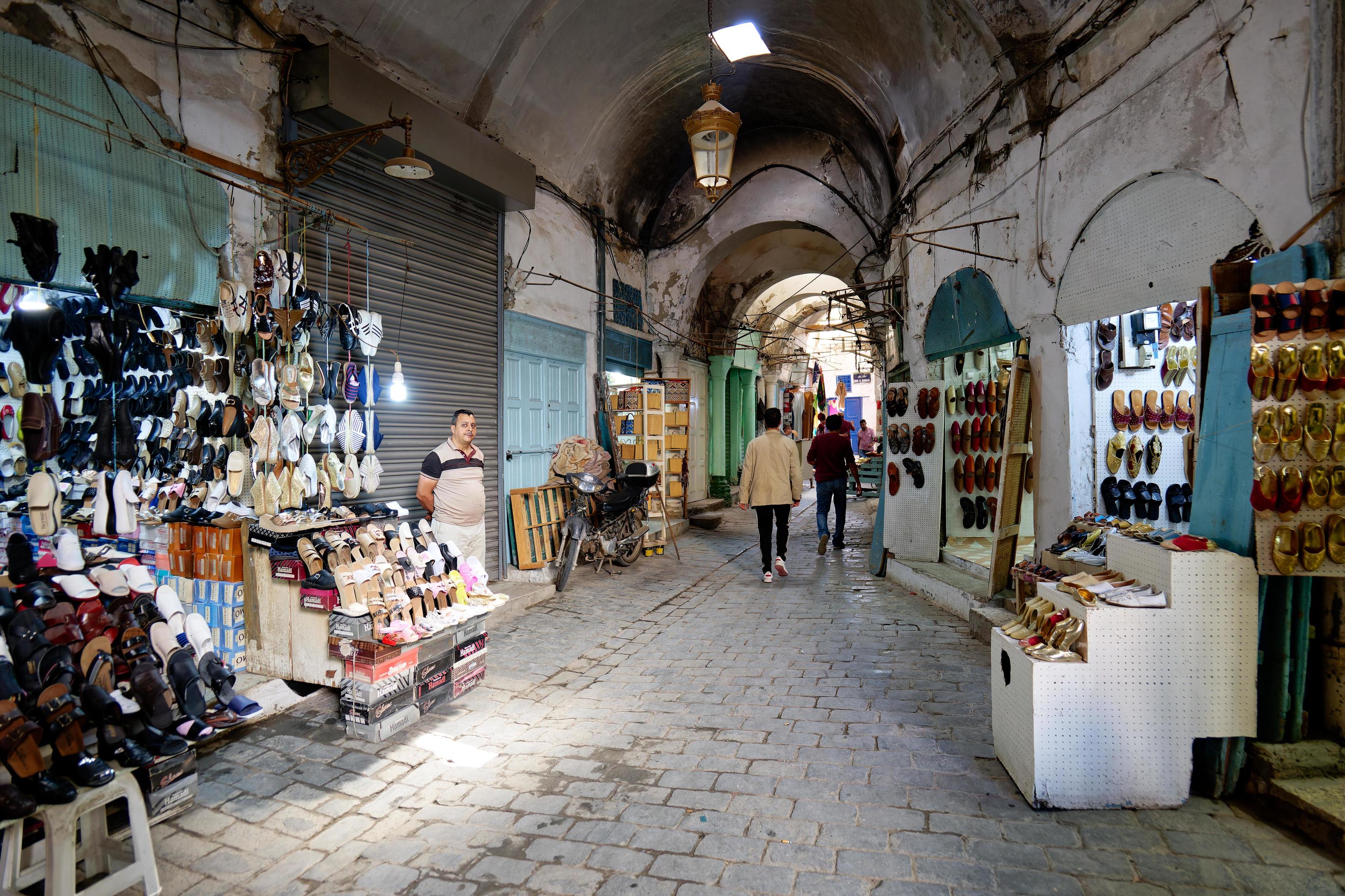 Tunis, Tunesië 2022.09.30 handel in oud medina Tunis in tunesië. wezen verkocht voor toeristen. traditioneel kleding. dagelijks leven in Tunis met mensen voorbijgaan en winkelen. 15180383 Stockfoto