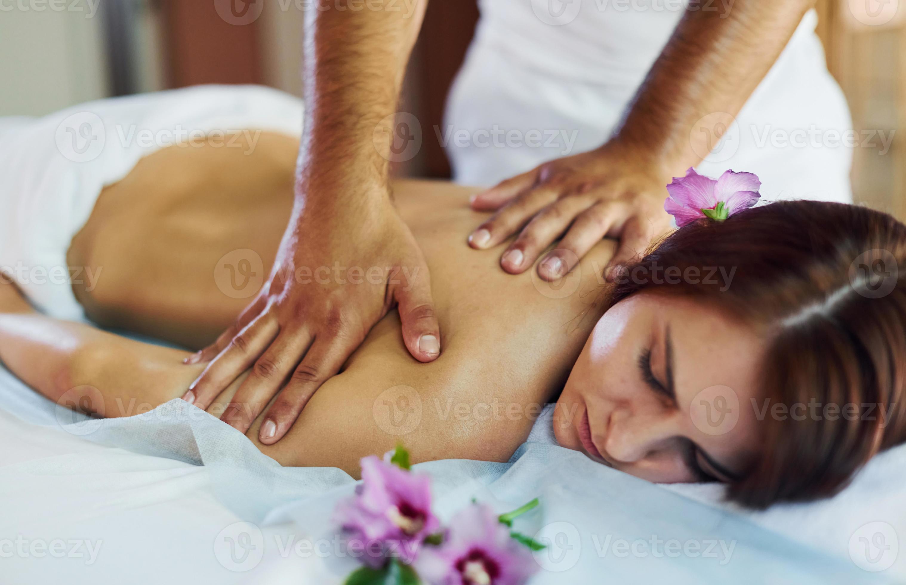 dennenboom zaterdag haak Mens doet massage naar de jong vrouw in wit handdoek binnenshuis 15300074  stockfoto bij Vecteezy