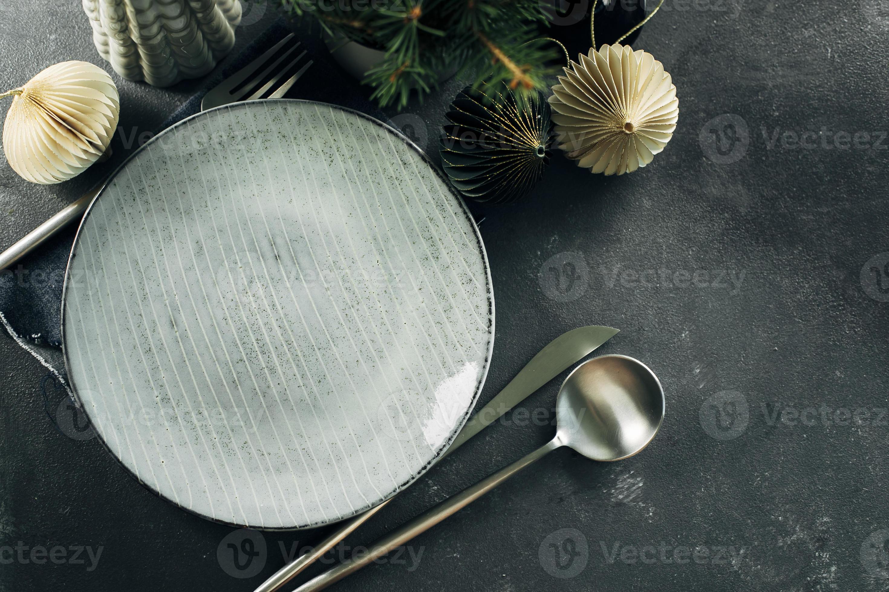 Kerstmis of nieuw jaar tafel instelling met leeg bord en zilver bestek. vlak leggen, top visie, kopiëren ruimte. Kerstmis diner, jaar partij concept. 15590587 Stockfoto