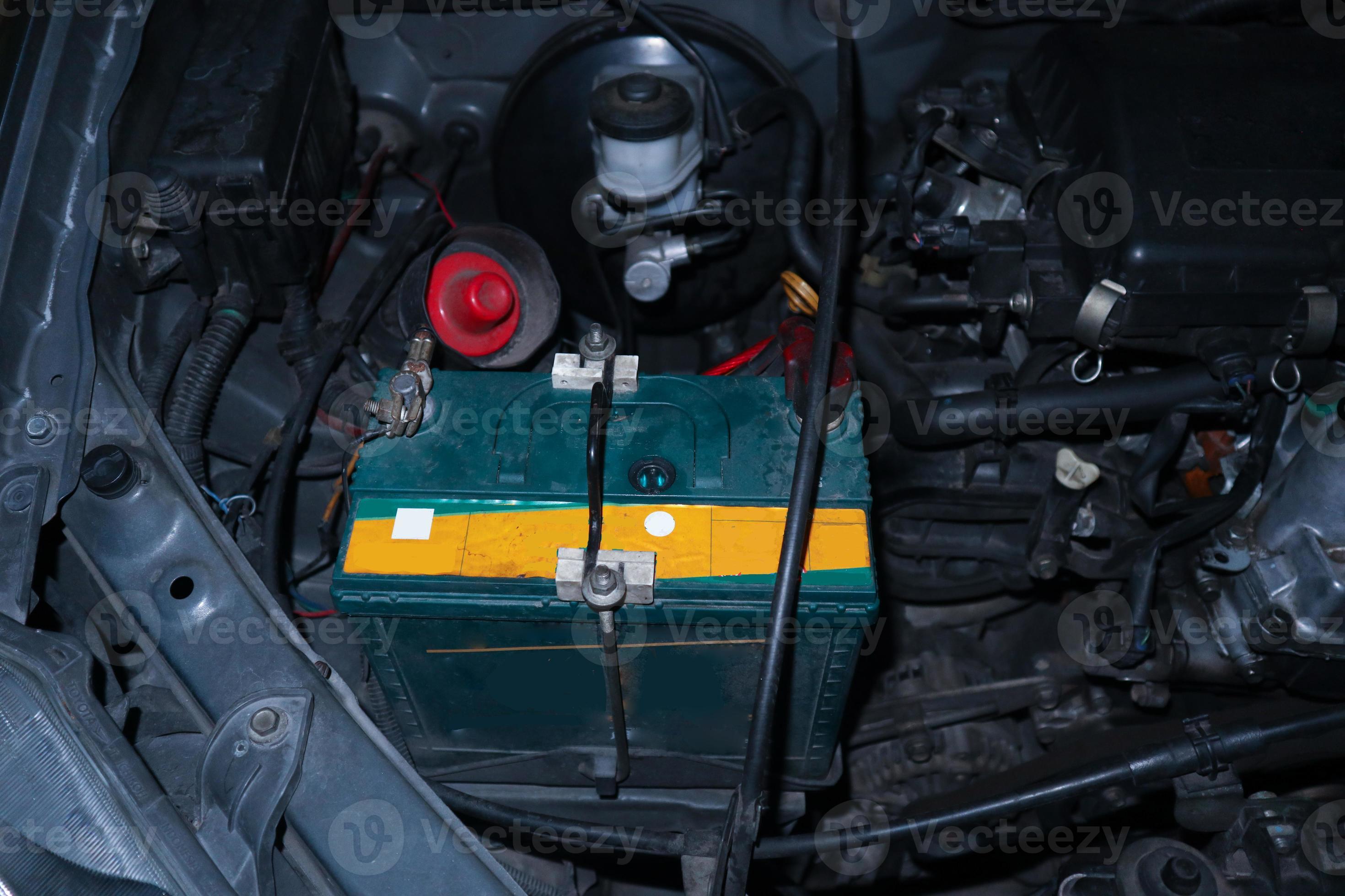 Hoe dan ook Tussen Slijm Open kap auto naar controleren staat . zien de radiator koeling paneel  motor, accu water, en elektronisch systeem grondig naar reparatie motor  naar compleet voor gebruik 15966048 Stockfoto