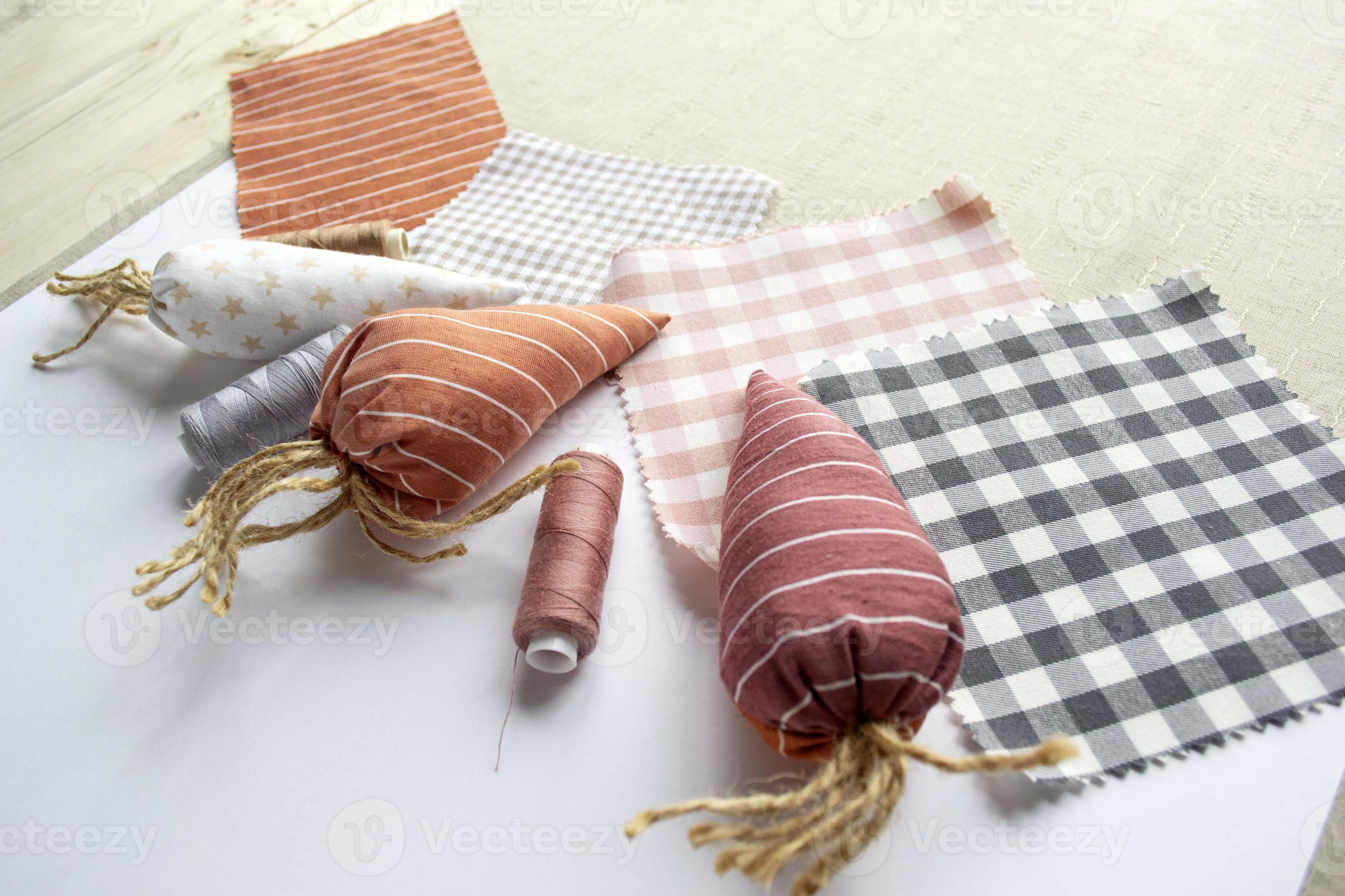 uitgehongerd Belofte stuk Pasen handwerk, naaien hulpmiddelen, draad, kleding stof wortels, decor  voor decoreren de huis voor Pasen. 16105705 stockfoto bij Vecteezy