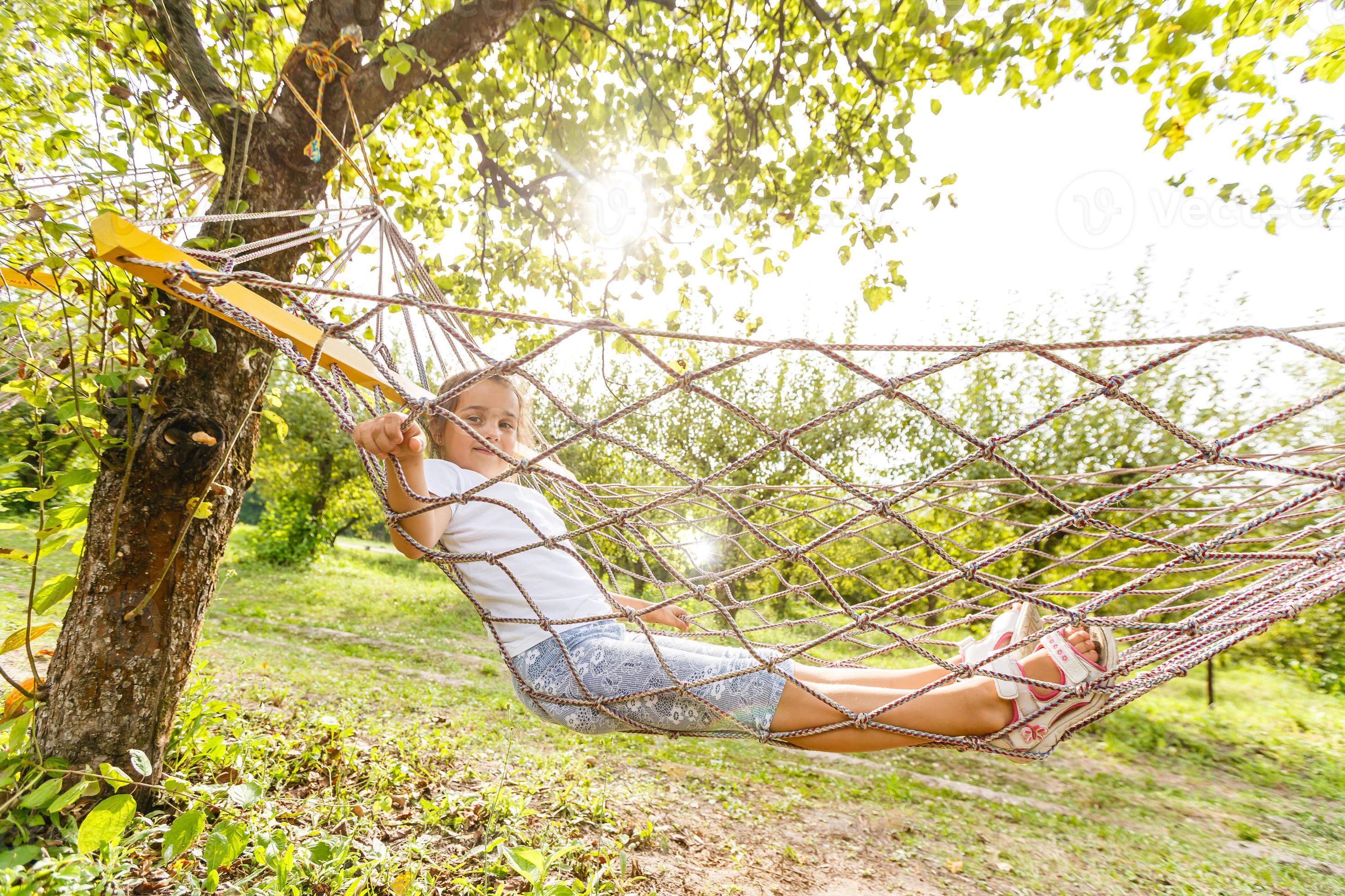 Echter Bestuurbaar Het beste zomer vakantie - hangmat ontspannende kind rust uit. weinig meisje aan het  liegen lui in hangmat 16780495 Stockfoto