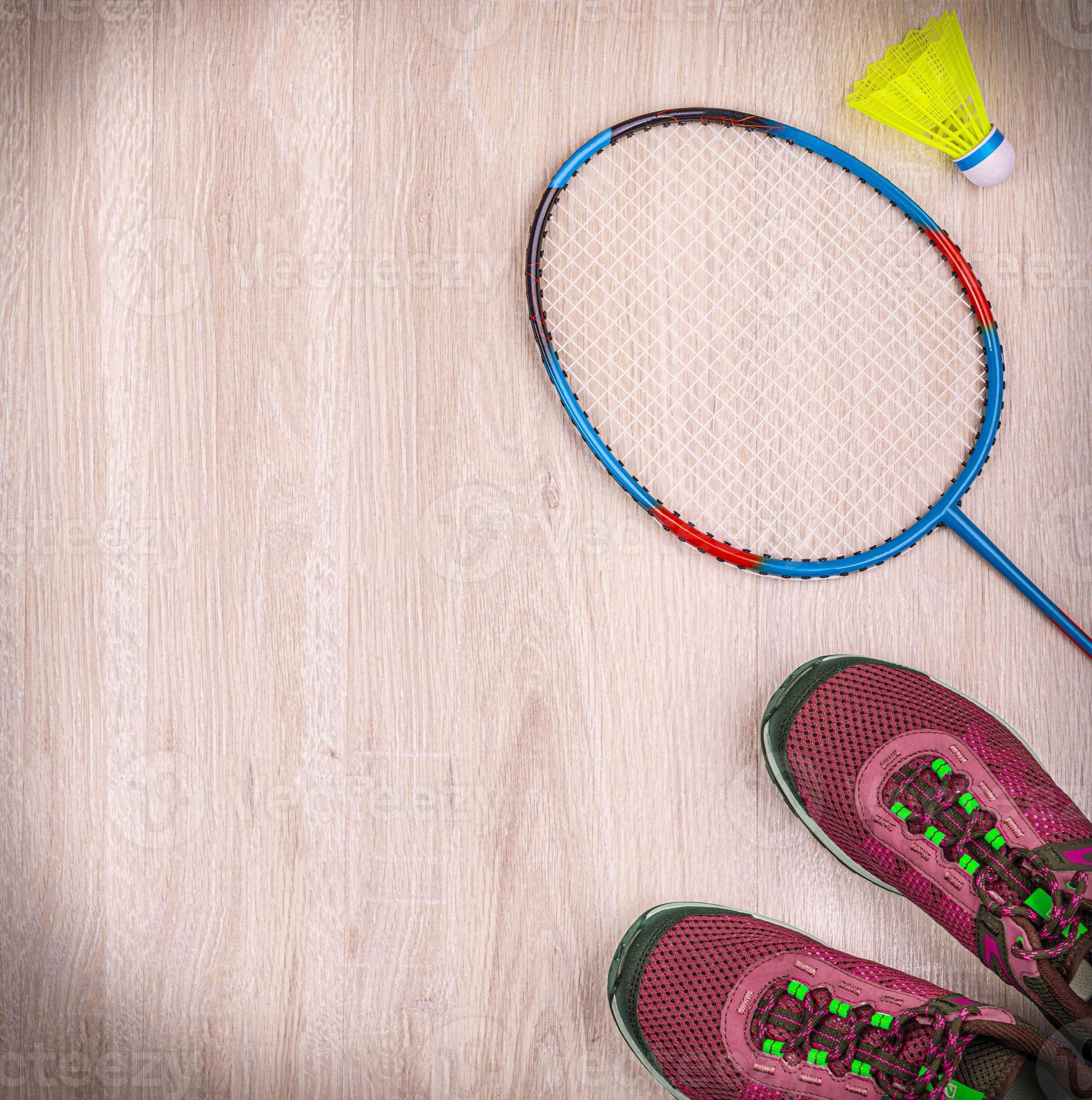 sport- uitrusting reeks met badminton en sportschoenen Aan houten achtergrond 16859177 Stockfoto