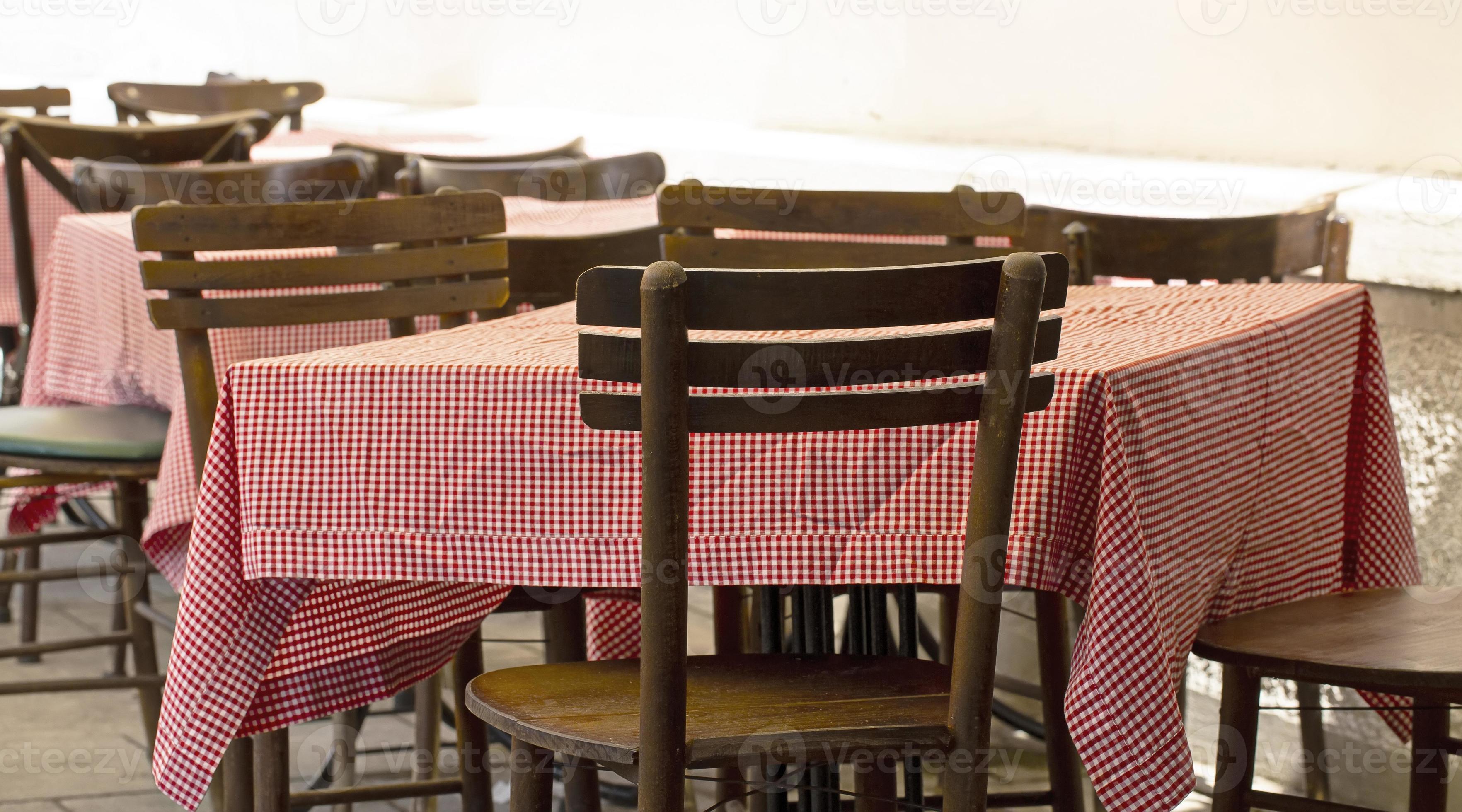 Turbulentie Voorman Bovenstaande buitenshuis cafe tafels en stoelen met een rood tafelkleed 16861873  Stockfoto
