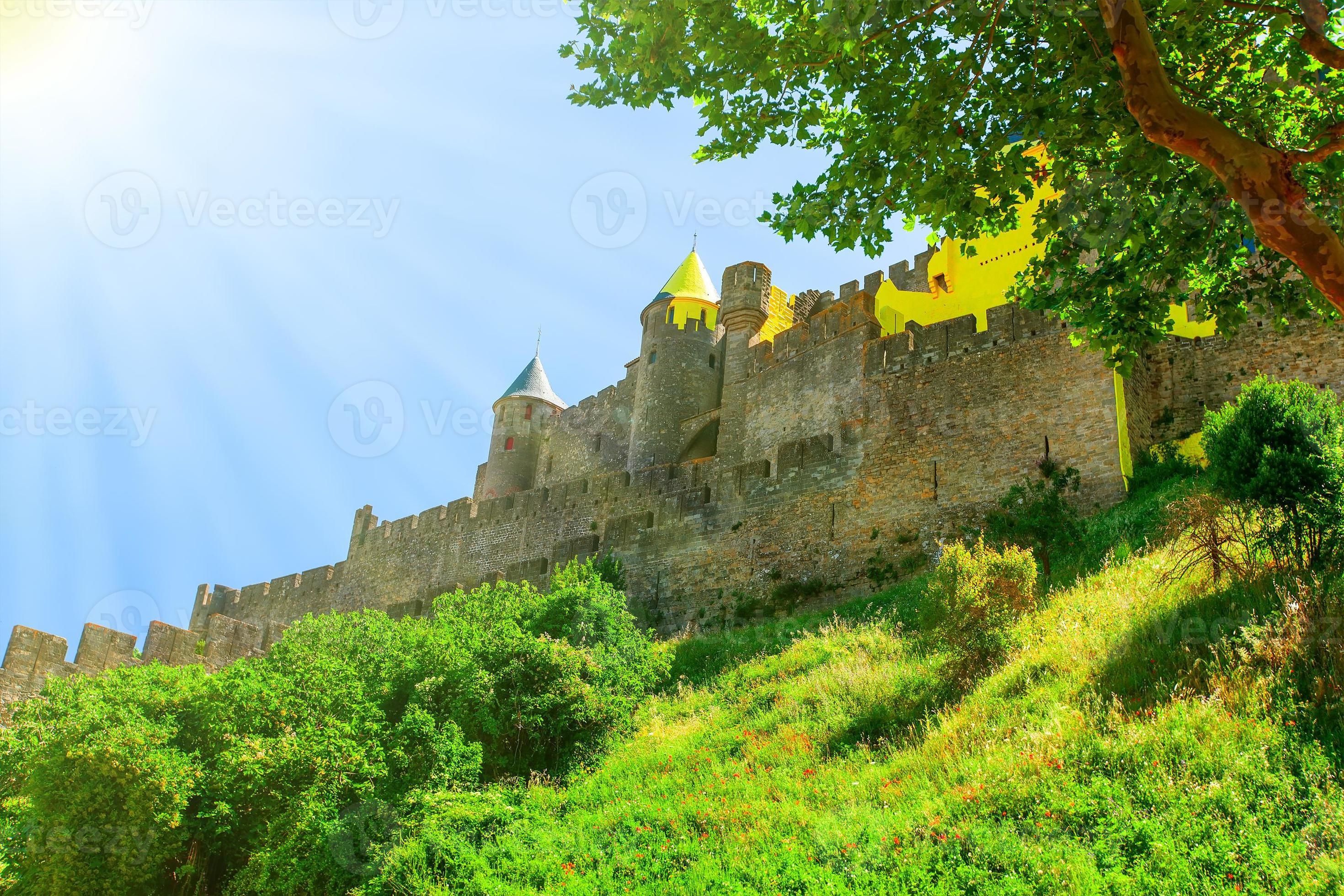 Jasje Klagen onstabiel carcassonne kasteel verlichte door de zonne- stralen. selectief focus.  16865077 Stockfoto