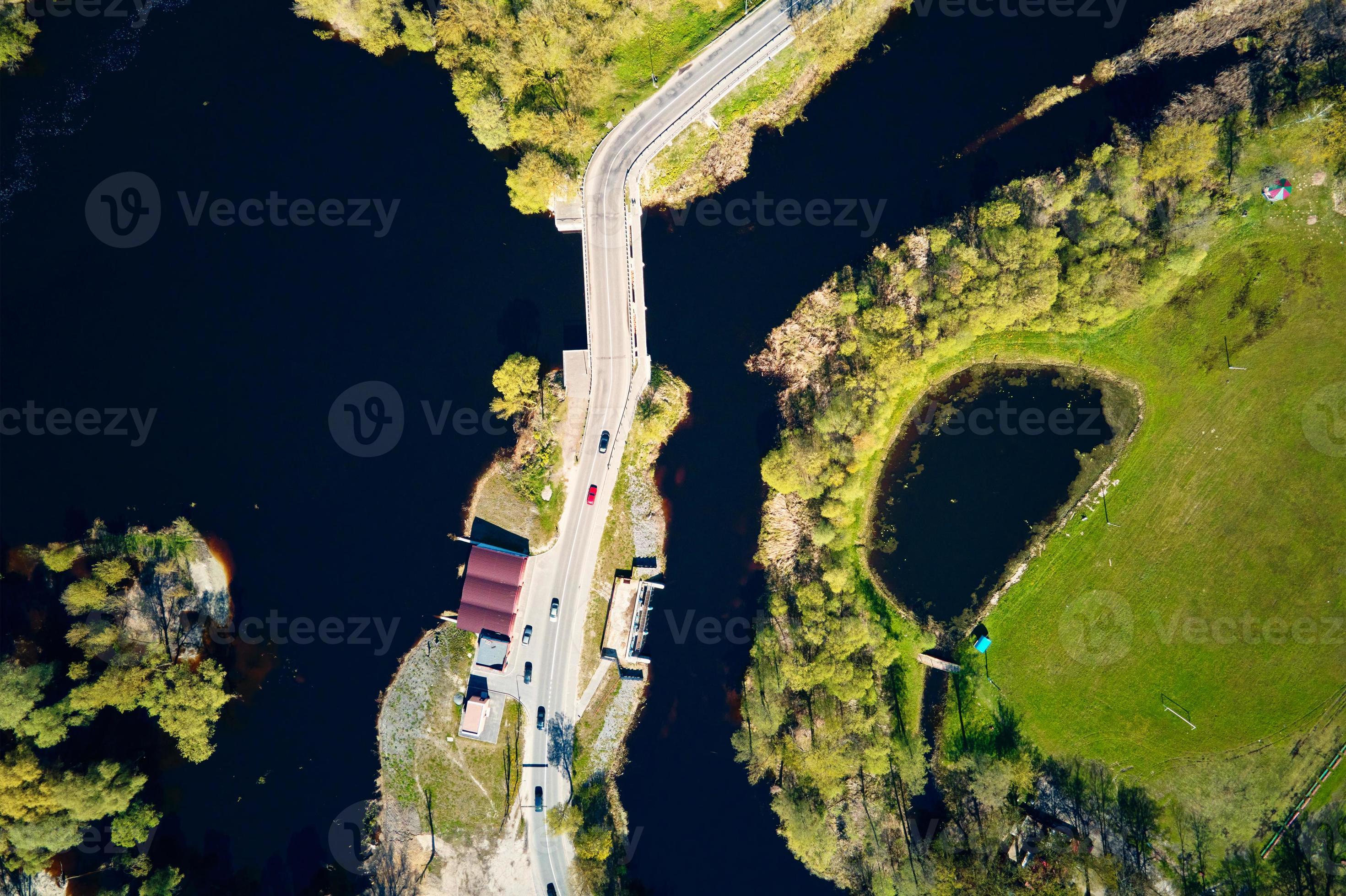 Onrechtvaardig Deens Invloedrijk auto in beweging Aan brug in Europa klein dorp, antenne visie 17007813  Stockfoto