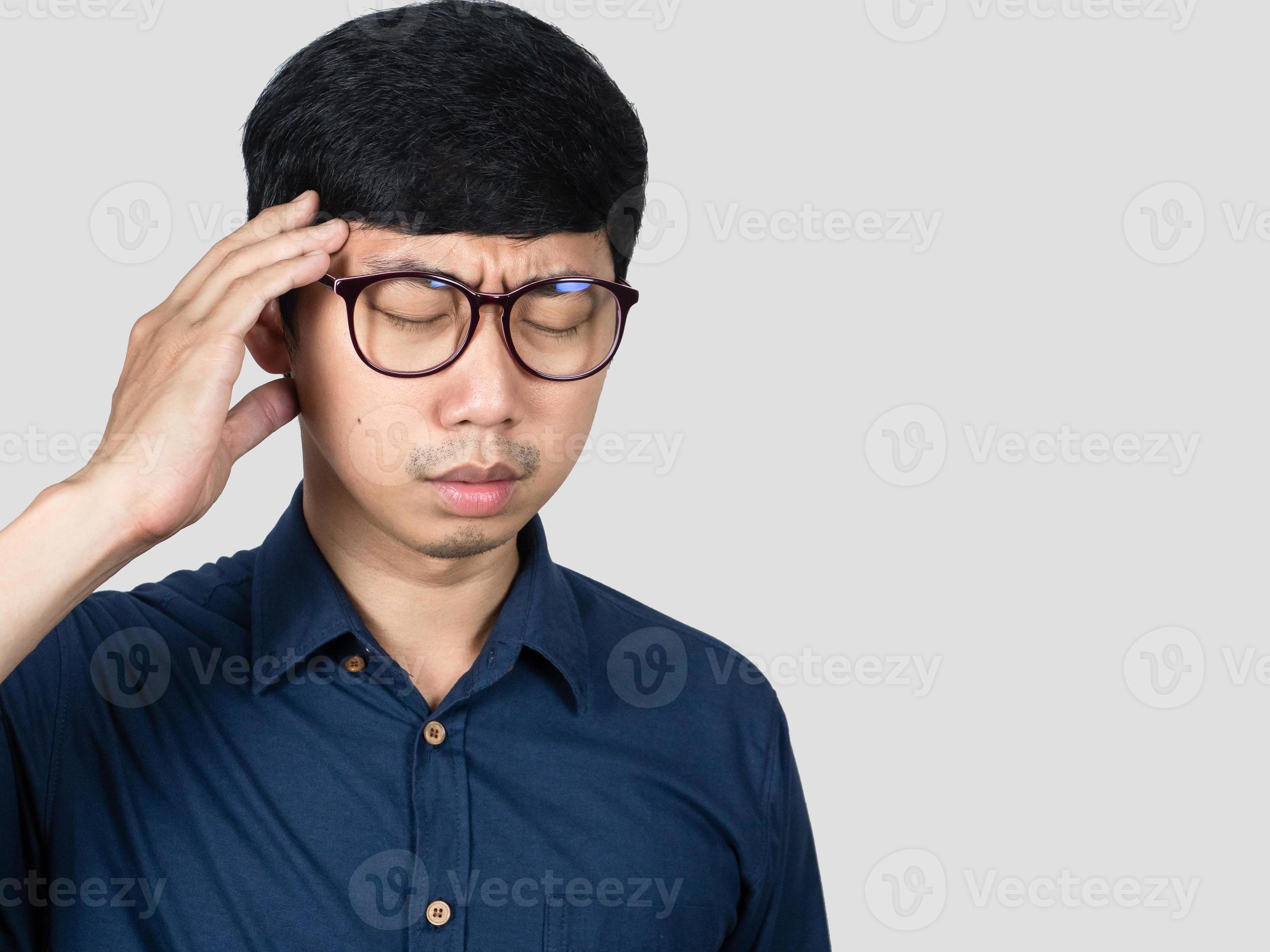 Geurig hotel instant zakenman slijtage bril voelt hoofdpijn met migraine geïsoleerd 17069739  Stockfoto