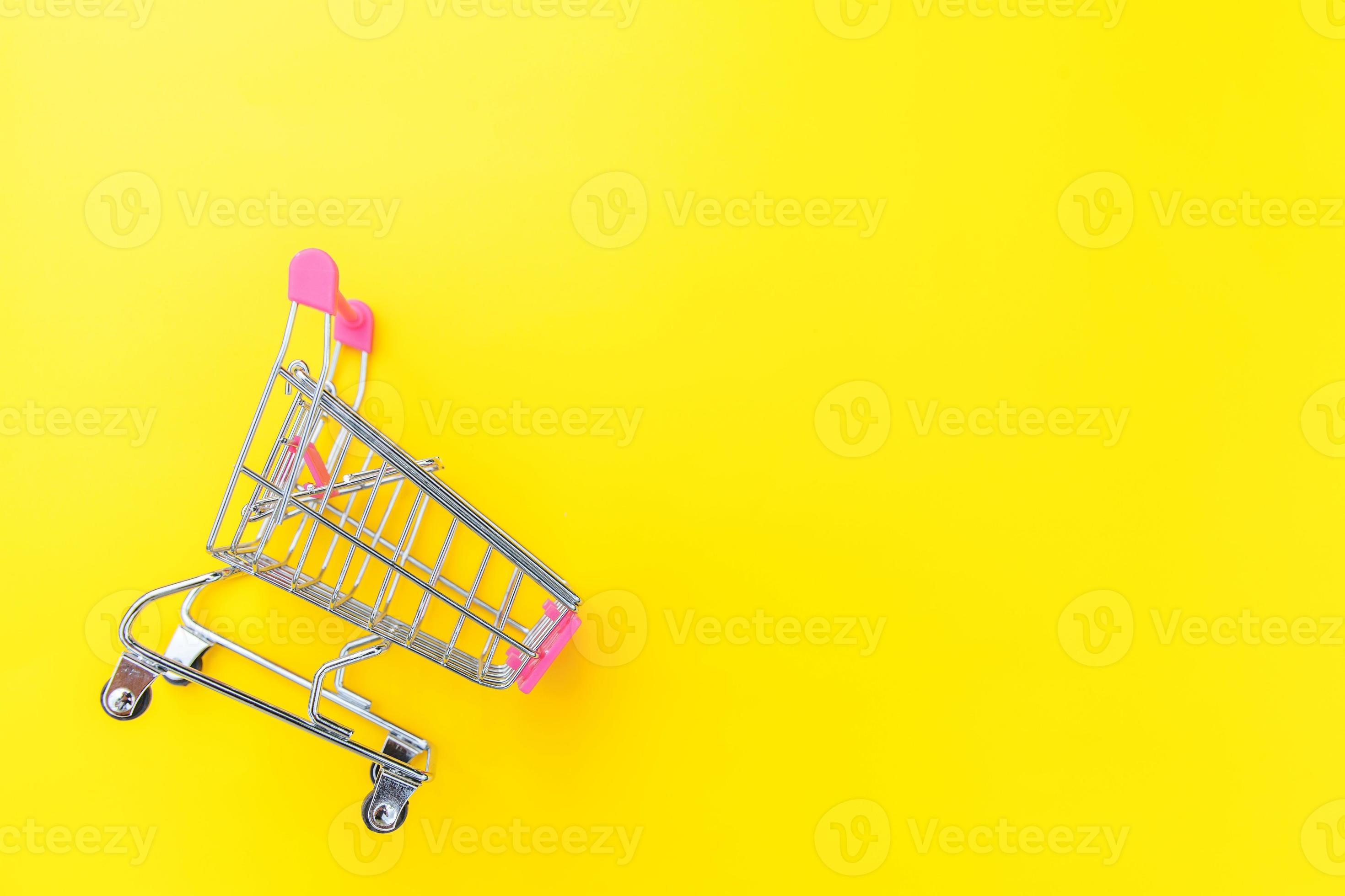 kleine supermarkt kruidenier voor winkelen speelgoed met wielen geïsoleerd op gele trendy moderne mode achtergrond. verkoop kopen winkelcentrum markt winkel consument concept. ruimte 17652833 Stockfoto